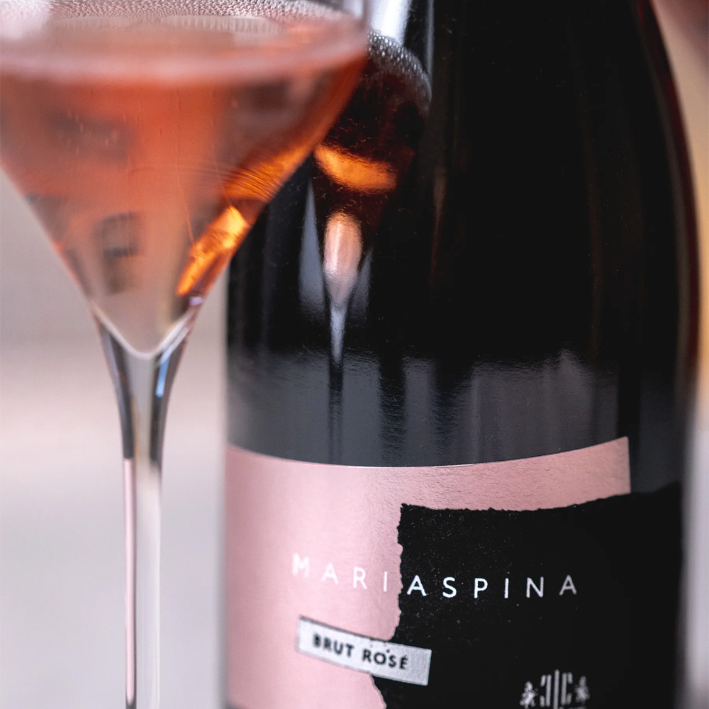Mariaspina Brut Rosé si presenta di colore rosso ciliegia brillante, con un perlage fine e persistente. Al naso è immediato e invitante, con frutto succoso e fragrante, accompagnato da una delicata sfumatura floreale. Al palato risulta uno spumante di grande struttura, equilibrato, armonico e sostenuto da una bella acidità che regala freschezza e scorrevolezza, chiudendo su piacevoli ritorni fruttati. Prodotto in sole 2666 bottiglie numerate per l’annata in corso, questo Spumante Brut Rosé nasce da uve Aglianico in purezza, ottenute da vigne situate ad Ariano Irpino (AV). La varietà Aglianico regala grande struttura e complessità.