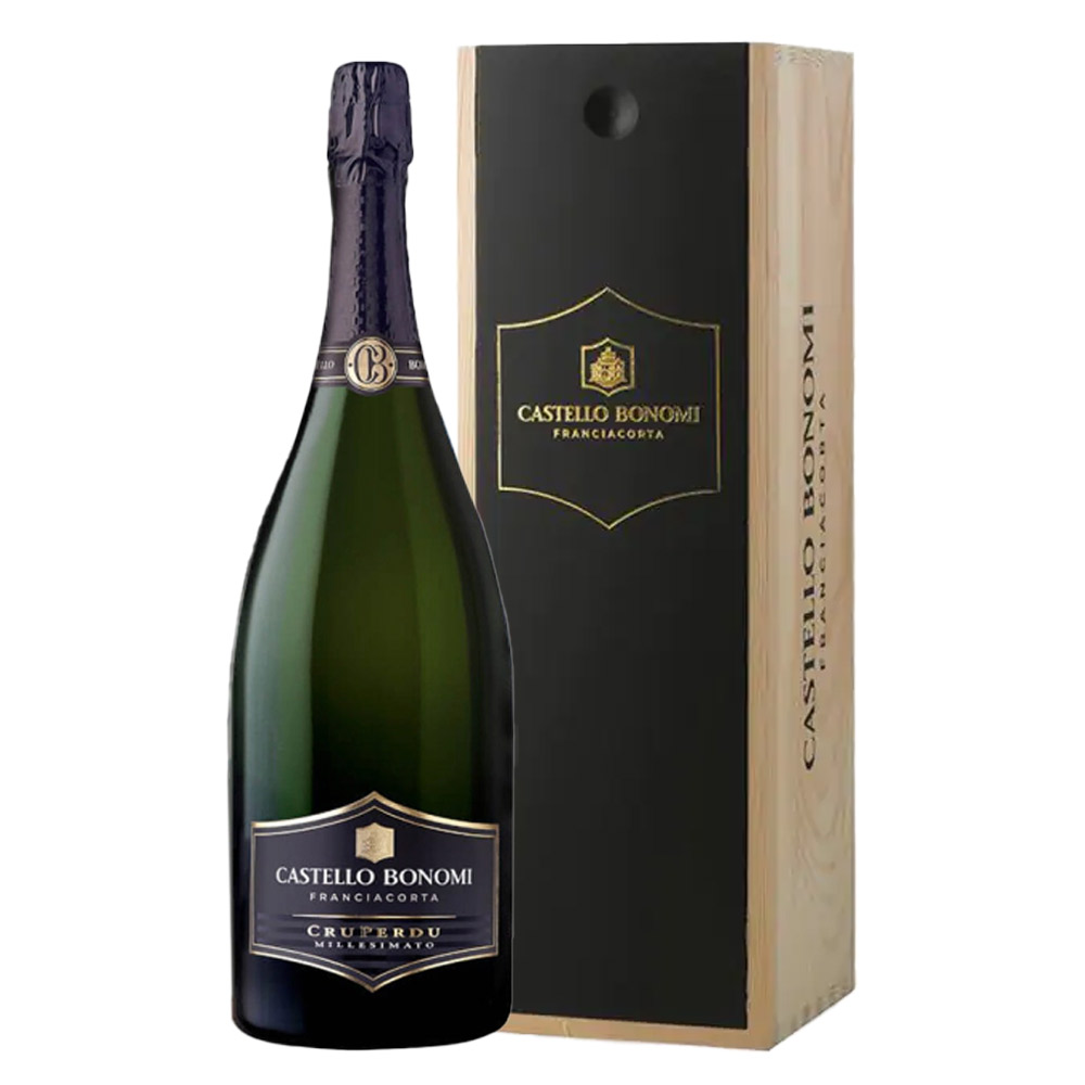 CruPerdu Millesimato è la cuvée più “raccontata” di Castello Bonomi: nasce solo quando l’annata in vigna merita davvero di diventare memoria, unendo Chardonnay e Pinot Nero in un equilibrio costruito per durare. Il nome viene da una scoperta quasi romanzesca: nell’estate del 1986 Luigi Bersini, Chef de Cave della tenuta, individuò tra edere e arbusti un vecchio vigneto inghiottito dal bosco, un “cru perduto” che ancora oggi ispira questa etichetta. Le uve provengono dalle pendici del Monte Orfano, nella zona più meridionale della Franciacorta, e vengono selezionate con attenzione durante una vendemmia lunga e meticolosa. La vinificazione punta alla precisione e alla finezza, mentre l’affinamento prolungato sui lieviti di oltre 36 mesi dona quella profondità che distingue i Millesimati di carattere: perlage fine, persistente, elegante. Nel calice è luminoso, di un giallo vivo brillante. Al naso apre su frutta a polpa bianca e accenni tropicali, a cui seguono sfumature più complesse: note balsamiche, lieviti, tocchi agrumati e un’eco speziata discreta. Il sorso sorprende perché resta teso e fresco, ma allo stesso tempo ampio ed affasciante, con una trama sapida che allunga il finale e lascia intuire un grande potenziale evolutivo. È una bollicina da occasione importante, ma soprattutto da palato attento: ricca senza essere opulenta, raffinata senza essere “fredda”, pensata per chi cerca un Franciacorta Millesimato capace di crescere nel bicchiere e, se ben conservato, anche nel tempo. Formato Magnum da 1,5L confezionato nella propria cassetta di legno originale.