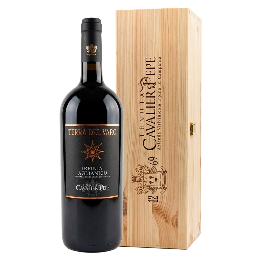 Tenuta Cavalier Pepe Terra del Varo Irpinia DOC si presenta di colore rosso rubino intenso di buona densità. Al naso spiccano aromi che ricordano le more e l'amarena, anche in confettura, che si accompagnano a note leggere di pepe nero e cacao su sfondo di spezie dolci. Al palato risulta di grande morbidezza e di buona struttura. I tannini sono eleganti e ben integrati, all'interno di un contesto di buona sapidità. Chiude con un finale di grande persistenza, con richiami di frutti di bosco, amarene ed erbe aromatiche. - Terra del Varo, prodotto dalla Tenuta Cavalier Pepe, è un vino rosso ottenuto da uve Aglianico e Merlot provenienti dai vigneti aziendali, situati sulle colline dei comuni di Luogosano, Sant'Angelo all'Esca e Taurasi (Avellino), territori estremamente vocati. Il terreno, ricco di elementi argillosi, calcarei e vulcanici, conferisce al vino particolari note minerali e sapide. - Terra del Varo porta il nome delle terre vitate situate intorno alla cantina, nella località di Santa Vara. Ne risulta un vino estremamente versatile, morbido e profumato. - Formato Magnum da 1,5L con cassetta regalo in legno originale “Tenuta Cavalier Pepe”.