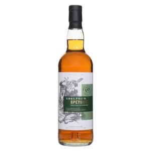 L'Adelphi Speyside 10 YO (Glen Elgin) è un raffinato Single Malt rilasciato nel 2025 per celebrare i 30 anni di attività del rinomato imbottigliatore indipendente Adelphi. Questa edizione speciale fa parte della nuova Regional Series ed è costruita attorno al carattere gentile e fruttato della distilleria Glen Elgin, una gemma dello Speyside apprezzata dai blender per la sua eleganza e complessità. Frutto di un attento vatting di botti ex-bourbon e refill sherry, il whisky è stato imbottigliato alla gradazione ideale di 46% vol., rigorosamente senza filtrazione a freddo e al suo colore naturale. Questa scelta tecnica preserva una texture più ricca e un profilo aromatico definito, offrendo un perfetto equilibrio tra la dolcezza vanigliata del rovere americano e la sottile profondità fruttata dello sherry, senza mai appesantire la beva. - Al naso si presenta gentile e invitante, con fragranti note di miele, albicocca e vaniglia che lasciano presto spazio a sentori di mela, pesca e malto morbido, arricchiti da un tocco di scorza d'agrumi e rovere. Al palato il sorso è setoso, pulito e ben strutturato: la dolcezza iniziale di frutta stufata, caramello e biscotto al burro evolve verso una profondità più speziata, bilanciata da una presa tannica garbata e matura. Il finale è armonioso e di media lunghezza, capace di prolungare piacevolmente le note di malto, miele e spezie dolci in una chiusura leggermente asciutta che invita al riassaggio.