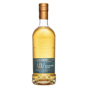L'Ardnamurchan AD/ Heritage Barley Release è una preziosa edizione limitata che conferma la forte vocazione "dal campo alla bottiglia" di questa giovane ma già pluripremiata distilleria scozzese delle Highlands. Questa release è un vero e proprio tributo alle antiche varietà di cereali: è prodotta infatti utilizzando esclusivamente orzo scozzese non torbato della rara varietà Golden Promise. Questo storico cereale, pur offrendo rese alcoliche inferiori rispetto alle varietà moderne, è celebre per conferire al distillato un profilo incredibilmente più cremoso, fruttato e strutturato. Imbottigliato a gradazione piena (59,2% vol.) dopo un invecchiamento di circa 6 anni esclusivamente in botti ex-bourbon americano del 2018, questo Single Malt si presenta rigorosamente non filtrato a freddo e senza coloranti aggiunti, per una produzione totale di sole 10.290 bottiglie. - Al naso si rivela straordinariamente fragrante e goloso, aprendosi con aromi di biscotti al cioccolato al latte, ciliegie candite e marzapane, seguiti da ricche note di confettura di albicocche, burro fuso, miele d'acacia e un tocco fresco di limoni e lime. In bocca sorprende per la sua texture densa, oleosa e quasi masticabile (tipica dell'orzo Golden Promise), offrendo un sorso ricco e vellutato. Emergono eleganti sapori di mandorle zuccherate, pistacchi, torta all'arancia e mele al forno, ben bilanciati da una dolcezza cremosa. Il finale è succulento, lungo e armonioso, dominato da frutta del frutteto, morbida frutta secca e un'intrigante chiusura che ricorda l'ultimo sorso di un caffè espresso.