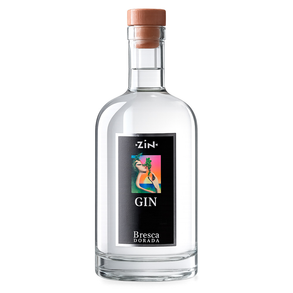 ZIN Bresca Dorada è un gin sardo dal carattere mediterraneo, che rende omaggio allo “Zinnibiri”, il ginepro in lingua sarda, cuore pulsante di questo distillato. Nasce come un viaggio tra dune e valli della Sardegna, dove il ginepro incontra la persistenza aromatica del mirto e delle erbe della macchia.​ La ricetta è essenziale e identitaria: ginepro (Zinnibiri), mirto, elicriso e rosmarino. Nel bicchiere si presenta cristallino e brillante, con profumi marcati ed eleganti di bacche di ginepro, accompagnati dai sentori balsamici del mirto e dalla macchia mediterranea. Al gusto è intenso, secco e armonico, con una persistenza che richiama mirto ed erbe selvatiche sarde.​ È ottimo da gustare liscio, per apprezzarne la purezza botanica, e funziona benissimo in un Gin Tonic “di carattere” guarnito con un rametto di rosmarino o bacche di mirto; si presta anche come base per cocktail creativi.