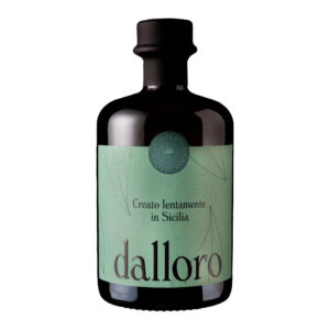 Il Liquore all'Alloro "Dalloro" è un inno alla tradizione liquoristica artigianale siciliana. Realizzato a Palermo dalla giovane realtà Casa Allora, questo digestivo d'eccellenza nasce esclusivamente da botaniche coltivate "ad acqua e sole" nella tenuta di famiglia. Lontano dalle logiche e dalle standardizzazioni industriali, "dalloro" è definito dai suoi creatori un vero e proprio "miracolo di lentezza": i tempi di raccolta, essiccazione e infusione seguono rigorosamente i ritmi naturali, senza l'uso di macchinari, additivi chimici o coloranti. Una filosofia etica che abbraccia anche la sostenibilità ambientale, con un processo produttivo a zero sprechi e un packaging completamente riciclabile, per un liquore che esalta il saper fare artigiano e l'amore puro per la terra madre. - Al naso sprigiona i profumi inconfondibili della macchia mediterranea, con intense e avvolgenti note balsamiche tipiche dell'alloro siciliano. In bocca il sorso è fresco, aromatico e ben equilibrato, capace di restituire intatte le rinomate proprietà benefiche e naturali della pianta. Per apprezzarne al meglio la purezza e l'efficacia digestiva, si consiglia di servirlo rigorosamente freddo o con ghiaccio a fine pasto. La sua spiccata versatilità aromatica lo rende inoltre un ingrediente sorprendente nell'arte della mixology, perfetto per dare un twist mediterraneo ai drink classici o come base per cocktail innovativi.