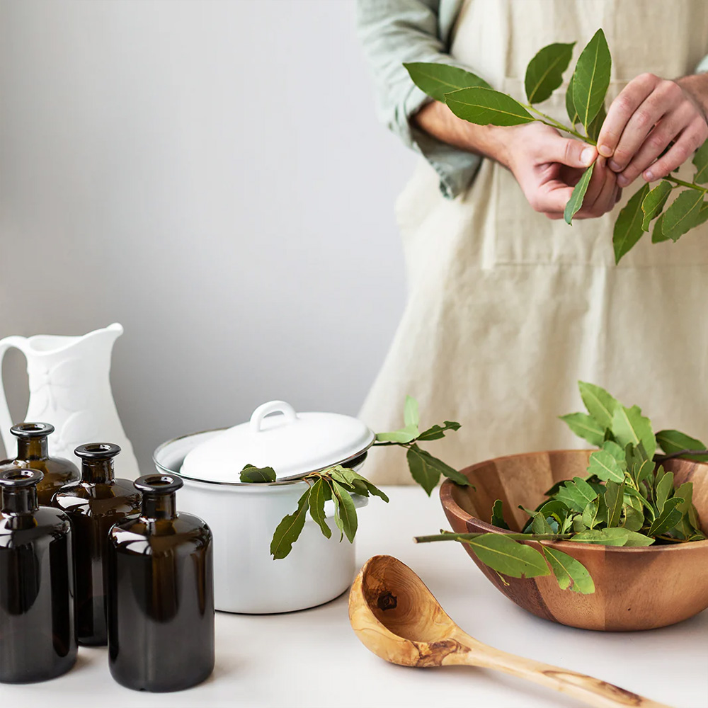 Il Liquore all'Alloro "Dalloro" è un inno alla tradizione liquoristica artigianale siciliana. Realizzato a Palermo dalla giovane realtà Casa Allora, questo digestivo d'eccellenza nasce esclusivamente da botaniche coltivate "ad acqua e sole" nella tenuta di famiglia. Lontano dalle logiche e dalle standardizzazioni industriali, "dalloro" è definito dai suoi creatori un vero e proprio "miracolo di lentezza": i tempi di raccolta, essiccazione e infusione seguono rigorosamente i ritmi naturali, senza l'uso di macchinari, additivi chimici o coloranti. Una filosofia etica che abbraccia anche la sostenibilità ambientale, con un processo produttivo a zero sprechi e un packaging completamente riciclabile, per un liquore che esalta il saper fare artigiano e l'amore puro per la terra madre. - Al naso sprigiona i profumi inconfondibili della macchia mediterranea, con intense e avvolgenti note balsamiche tipiche dell'alloro siciliano. In bocca il sorso è fresco, aromatico e ben equilibrato, capace di restituire intatte le rinomate proprietà benefiche e naturali della pianta. Per apprezzarne al meglio la purezza e l'efficacia digestiva, si consiglia di servirlo rigorosamente freddo o con ghiaccio a fine pasto. La sua spiccata versatilità aromatica lo rende inoltre un ingrediente sorprendente nell'arte della mixology, perfetto per dare un twist mediterraneo ai drink classici o come base per cocktail innovativi.