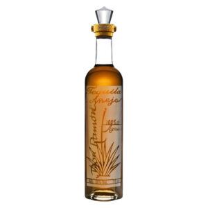 La Tequila Añejo "Punta Diamante" di Casa Don Ramón è l'espressione più matura e prestigiosa del celebre distillato messicano, dedicata a chi ricerca un sorso dal profilo ricco, intenso e aromaticamente complesso. Questa eccellenza della regione di Jalisco nasce esclusivamente dai migliori cuori di Agave Blu al 100%, coltivati sugli altipiani vocati e raccolti a perfetta maturazione da esperti jimadores. Dopo la lenta cottura nei forni tradizionali e la successiva fermentazione, il distillato viene sottoposto a una doppia distillazione in alambicchi d'acciaio per garantirne la massima finezza. Il vero segreto del suo fascino risiede però nel lungo riposo: un affinamento di ben 12 mesi in pregiate botti di rovere americano, che arricchisce la limpida purezza dell'agave con eleganti aromi terziari, donando al liquido un carattere burroso e avvolgente. - Alla vista si presenta con un affascinante e luminoso colore ambrato chiaro, impreziosito da brillanti riflessi oro antico. Il quadro olfattivo è ampio e straordinariamente elegante, connotato da note di frutta matura e pesca, delicate fragranze di scorza d'agrumi e profondi sentori legnosi, di vaniglia e morbide spezie orientali. Al palato l'ingresso è ricco, cremoso e appagante: il sorso rivela una suadente intensità in cui spiccano prugna, chiodi di garofano e sfumature delicatamente speziate. La beva si distende morbidamente verso un finale lungo, caldo e persistente, dominato da piacevoli ed evolute note di legno e vaniglia.
