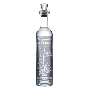 La Tequila Plata Silver "Punta Diamante" è il cavallo di battaglia di Casa Don Ramón, un'etichetta che incarna la quintessenza dell'eleganza e della purezza dei distillati messicani d'eccellenza. Frutto di una lunga tradizione e di un lavoro meticoloso, questa tequila nasce esclusivamente da selezionata Agave Blu al 100%, coltivata sui terreni vocati degli altipiani di Jalisco. Qui, gli esperti jimadores attendono la perfetta maturità della pianta per estrarne il cuore, che viene pressato ancor prima della cottura per preservare ed esaltare i naturali sentori erbacei. Il successivo processo di doppia distillazione in alambicchi d'acciaio, seguito passo dopo passo dal Maestro Tequilero dell'azienda, regala un distillato di straordinaria finezza espressiva, limpido e suadente. - Alla vista si presenta assolutamente cristallina e trasparente, luminosa e pura. Il profilo olfattivo è di grande delicatezza, con profumi floreali sottili che si intrecciano a inconfondibili note di agave cruda e fresca appena tagliata. Al palato il sorso si rivela straordinariamente morbido, liscio e pulito: un piacevole accenno di dolcezza iniziale evolve progressivamente verso una calda mineralità e una chiara fragranza erbacea. Il finale è fresco, minerale e di grande pulizia.