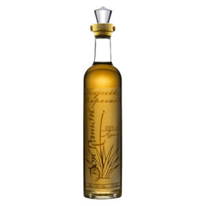 La Tequila Reposado "Punta Diamante" di Casa Don Ramón rappresenta il perfetto punto di incontro tra la freschezza originaria dell'agave e l'eleganza evolutiva del legno. Nata sui terreni vocati degli altipiani di Jalisco, questa etichetta premium viene prodotta esclusivamente con i cuori delle migliori piante di Agave Blu al 100%, raccolte al culmine della maturità da esperti jimadores. Dopo la lenta cottura nei forni tradizionali e una rigorosa doppia distillazione in alambicchi d'acciaio, il distillato intraprende un misurato e sapiente riposo in botti di rovere bianco. È proprio questo passaggio a donare al liquido la sua affascinante veste dorata e la sua rinomata struttura, confermando l'assoluta maestria di Casa Don Ramón nell'offrire un distillato di straordinaria profondità e ricchezza. - Alla vista si presenta con una luminosa e calda tonalità dorata. Il profilo olfattivo è intrigante e sfaccettato: le tipiche note erbacee dell'agave si fondono armoniosamente a eleganti accenti di vaniglia, morbido cioccolato e delicate sfumature speziate. Al palato l'ingresso è vellutato, ricco e di grande equilibrio, dominato da avvolgenti sentori di agave cotta, che si intrecciano a vivaci ritorni agrumati.