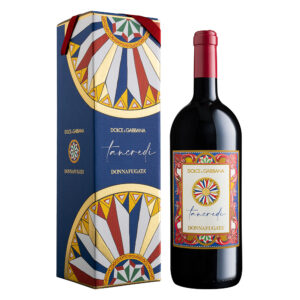 Donnafugata Tancredi Limited Edition Dolce&Gabbana Terre Siciliane IGT ha un colore rosso rubino intenso e luminoso. Al naso emana profumi di frutta rossa matura come prugna, amarena, ribes e mirtillo, seguiti da intense note speziate di liquirizia e tabacco dolce. Cenni balsamici ed erbe aromatiche introducono con grande entusiasmo l'assaggio. Al palato è magnificamente pieno e avvolgente, caratterizzato da una beva piacevolmente invitante. La trama tannica è molto fine, fitta e ben integrata. Di buona struttura e calore alcolico, gradevolmente morbido e armonioso. Chiude con un finale persistente e di grande eleganza, su note di freschezza. - Questa limited edition di Tancredi nasce dalla collaborazione tra Donnafugata e Dolce&Gabbana, entrambi ambasciatori straordinari della cultura siciliana e del Made in Italy. Nasce così un'etichetta prestigiosa, un rosso potente che esprime il calore mediterraneo delle terre siciliane e i valori di creatività e artigianalità, senza tralasciare la passione per il lavoro e la cura dei dettagli. Dolce&Gabbana ha curato l'immagine di questo vino rivoluzionario, rendendo omaggio al Gattopardo, unendo tradizione e modernità: l'oro, il blu e le linee sinuose di ispirazione barocca celebrano i fasti dell'aristocrazia ormai in declino; il rosso, il verde e le figure geometriche appuntite, rimandano ai nuovi valori rivoluzionari che si stanno affermando in Sicilia dopo l'Unità d'Italia e che preludono alla storia contemporanea dell'isola. - Un vino da godere subito o da collezionare: se ben conservato, la sua longevità va oltre i 20 anni. - Formato Magnum da 1,5L con astuccio regalo.