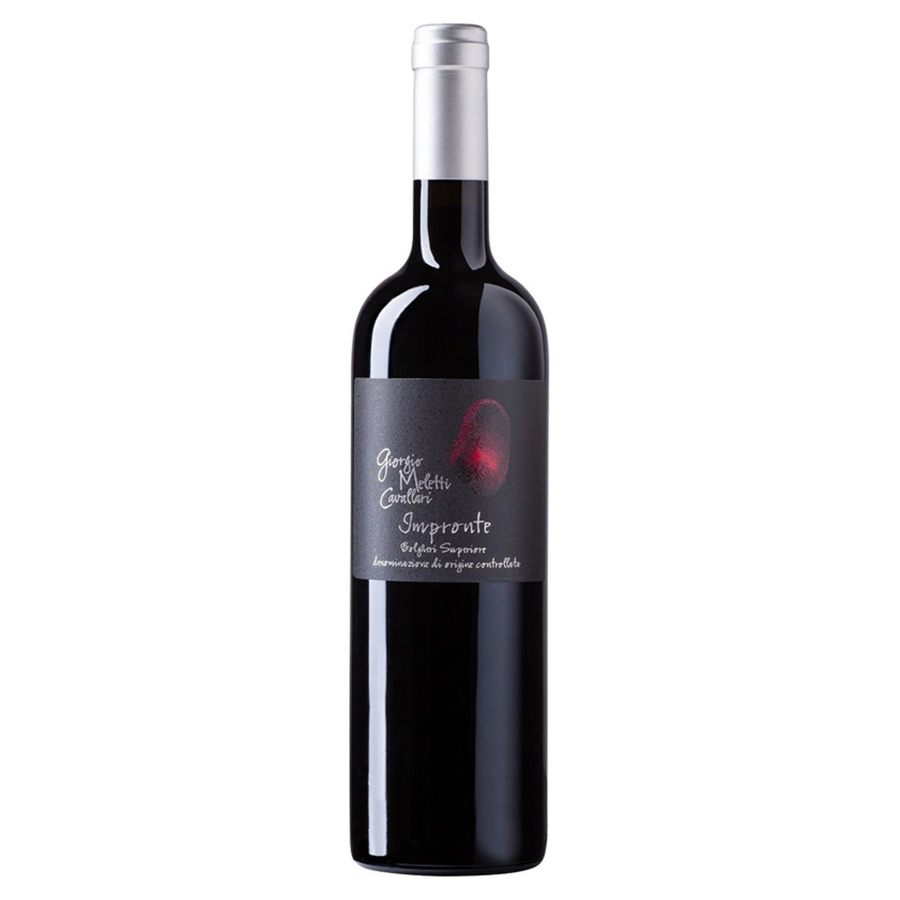 Impronte di Giorgio Meletti Cavallari si presenta di colore rosso rubino intenso e carico. Al naso è profondo e articolato, con aromi di piccoli frutti rossi maturi che si aprono su note di menta, liquirizia, spezie e frutta secca, sostenuti da una buona mineralità. Al palato è complesso e corposo, con tannini morbidi e aromatici, acidità equilibrata e una persistenza elegante e minerale. Il finale è armonioso e di grande carattere. - Impronte è il cru di Giorgio Meletti Cavallari, nato dal vigneto Piastraia, un Bolgheri DOC Rosso Superiore che esprime il perfetto equilibrio tra forza ed eleganza. Cabernet Sauvignon 70% e Cabernet Franc 30% si fondono in un rosso bolgherese di grande complessità, dove il territorio e la cura artigianale si traducono in un vino prezioso e distintivo. Ogni bottiglia racconta la vocazione di Bolgheri per i tagli bordolesi e la capacità di questo terroir di regalare vini di straordinaria personalità. - Nel formato Magnum 1,5 L, Indaco esprime ancora meglio il suo potenziale evolutivo: perfetto da gustare subito, ma capace di regalare emozioni anche dopo anni di affinamento in cantina.