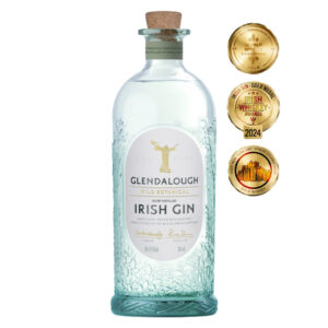 Glendalough Wild Botanical Gin è un gin premium irlandese che celebra la natura incontaminata della contea di Wicklow attraverso botaniche selvatiche raccolte a mano: non essendo coltivate, ogni lotto cambia leggermente e diventa un’esperienza sensoriale unica, legata alla stagione e al clima della raccolta. Viene prodotto in piccoli lotti (circa 2/3 mila bottiglie) e le botaniche vengono lavorate freschissime: alcune vengono lasciate in infusione nello spirito neutro per una notte, altre vengono distillate “in corrente di vapore” per preservare le note più delicate. Il distillato viene poi portato a 41% vol. con acqua delle Wicklow Mountains. Al naso è immediato e riconoscibile, con ginepro e agrumi in primo piano e un ventaglio floreale che richiama prati in fiore; in bocca è fresco e complesso, con un’evoluzione che ricorda le “quattro stagioni”, passando da sensazioni verdi e primaverili a toni più estivi e floreali, toccando frutti più maturi e chiudendo su spezie e accenti balsamici. La distilleria cura attentamente la tracciabilità e l’artigianalità della presentazione: poche bottiglie, etichettate con numero di lotto e bottiglia, data di imbottigliamento e data di raccolta delle botaniche. Dà il meglio di sé in un Gin & Tonic con una tonica neutra, per non coprire il profilo botanico, ma è ottimo anche liscio, proprio per cogliere la sua “firma” vegetale e floreale.