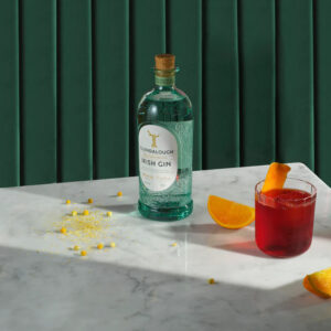 Glendalough Wild Botanical Gin è un gin premium irlandese che celebra la natura incontaminata della contea di Wicklow attraverso botaniche selvatiche raccolte a mano: non essendo coltivate, ogni lotto cambia leggermente e diventa un’esperienza sensoriale unica, legata alla stagione e al clima della raccolta. Viene prodotto in piccoli lotti (circa 2/3 mila bottiglie) e le botaniche vengono lavorate freschissime: alcune vengono lasciate in infusione nello spirito neutro per una notte, altre vengono distillate “in corrente di vapore” per preservare le note più delicate. Il distillato viene poi portato a 41% vol. con acqua delle Wicklow Mountains. Al naso è immediato e riconoscibile, con ginepro e agrumi in primo piano e un ventaglio floreale che richiama prati in fiore; in bocca è fresco e complesso, con un’evoluzione che ricorda le “quattro stagioni”, passando da sensazioni verdi e primaverili a toni più estivi e floreali, toccando frutti più maturi e chiudendo su spezie e accenti balsamici. La distilleria cura attentamente la tracciabilità e l’artigianalità della presentazione: poche bottiglie, etichettate con numero di lotto e bottiglia, data di imbottigliamento e data di raccolta delle botaniche. Dà il meglio di sé in un Gin & Tonic con una tonica neutra, per non coprire il profilo botanico, ma è ottimo anche liscio, proprio per cogliere la sua “firma” vegetale e floreale.