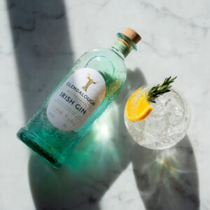 Glendalough Wild Botanical Gin è un gin premium irlandese che celebra la natura incontaminata della contea di Wicklow attraverso botaniche selvatiche raccolte a mano: non essendo coltivate, ogni lotto cambia leggermente e diventa un’esperienza sensoriale unica, legata alla stagione e al clima della raccolta. Viene prodotto in piccoli lotti (circa 2/3 mila bottiglie) e le botaniche vengono lavorate freschissime: alcune vengono lasciate in infusione nello spirito neutro per una notte, altre vengono distillate “in corrente di vapore” per preservare le note più delicate. Il distillato viene poi portato a 41% vol. con acqua delle Wicklow Mountains. Al naso è immediato e riconoscibile, con ginepro e agrumi in primo piano e un ventaglio floreale che richiama prati in fiore; in bocca è fresco e complesso, con un’evoluzione che ricorda le “quattro stagioni”, passando da sensazioni verdi e primaverili a toni più estivi e floreali, toccando frutti più maturi e chiudendo su spezie e accenti balsamici. La distilleria cura attentamente la tracciabilità e l’artigianalità della presentazione: poche bottiglie, etichettate con numero di lotto e bottiglia, data di imbottigliamento e data di raccolta delle botaniche. Dà il meglio di sé in un Gin & Tonic con una tonica neutra, per non coprire il profilo botanico, ma è ottimo anche liscio, proprio per cogliere la sua “firma” vegetale e floreale.