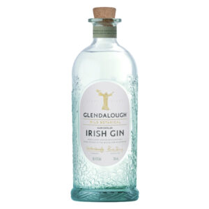 Glendalough Wild Botanical Gin è un gin premium irlandese che celebra la natura incontaminata della contea di Wicklow attraverso botaniche selvatiche raccolte a mano: non essendo coltivate, ogni lotto cambia leggermente e diventa un’esperienza sensoriale unica, legata alla stagione e al clima della raccolta. Viene prodotto in piccoli lotti (circa 2/3 mila bottiglie) e le botaniche vengono lavorate freschissime: alcune vengono lasciate in infusione nello spirito neutro per una notte, altre vengono distillate “in corrente di vapore” per preservare le note più delicate. Il distillato viene poi portato a 41% vol. con acqua delle Wicklow Mountains. Al naso è immediato e riconoscibile, con ginepro e agrumi in primo piano e un ventaglio floreale che richiama prati in fiore; in bocca è fresco e complesso, con un’evoluzione che ricorda le “quattro stagioni”, passando da sensazioni verdi e primaverili a toni più estivi e floreali, toccando frutti più maturi e chiudendo su spezie e accenti balsamici. La distilleria cura attentamente la tracciabilità e l’artigianalità della presentazione: poche bottiglie, etichettate con numero di lotto e bottiglia, data di imbottigliamento e data di raccolta delle botaniche. Dà il meglio di sé in un Gin & Tonic con una tonica neutra, per non coprire il profilo botanico, ma è ottimo anche liscio, proprio per cogliere la sua “firma” vegetale e floreale.