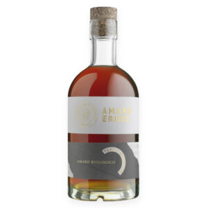 L'Amaro Erbes è il prodotto simbolo della storica azienda Izzi, un liquore d'eccellenza che trascende la categoria dei comuni amari grazie alla purezza e al pregio dei suoi estratti. Preparato attraverso la lunga macerazione di circa quaranta varietà di erbe medicinali, radici e semi, vanta una composizione curata nei minimi dettagli, che unisce alcol di frumento tenero da agricoltura biologica e zucchero di barbabietola biologico italiano. Questa versione classica, che esalta l'essenza pura delle botaniche senza il passaggio in legno, nasce dalla ricetta originale dell'"Amaro Eupeptico" creata nei primi del '900 dal capostipite Vincenzo Izzi. Un connubio perfetto tra scienza erboristica e talento, custodito gelosamente da quattro generazioni per garantire un'efficacia digestiva reale e ricercata. - Al naso sprigiona un'intensa e avvolgente potenza balsamica, preludio a un profilo gustativo di grande carattere. In bocca la nota vegetale è netta: il sorso è denso, quasi materico, e si impadronisce del palato lasciando predominare gli aromi inconfondibili di china, rabarbaro, genziana e menta. Semisecco e dalla gradazione decisa (40% vol.), l'Erbes offre una straordinaria versatilità di servizio. Si apprezza liscio a fine pasto, si rivela un ottimo dissetante se servito con ghiaccio, ed è insuperabile in allungo con acqua, caffè o tonica, oltre a essere un ingrediente prezioso per i cocktail.