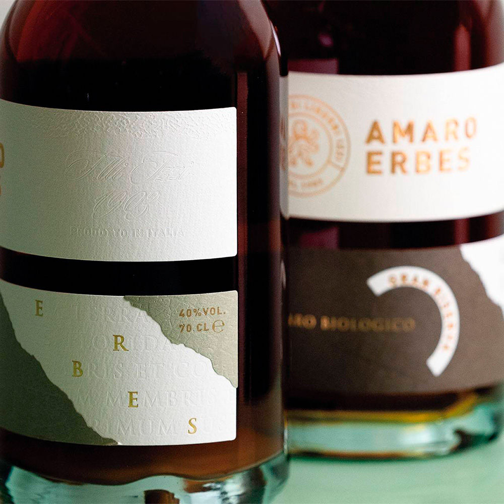 L'Amaro Erbes è il prodotto simbolo della storica azienda Izzi, un liquore d'eccellenza che trascende la categoria dei comuni amari grazie alla purezza e al pregio dei suoi estratti. Preparato attraverso la lunga macerazione di circa quaranta varietà di erbe medicinali, radici e semi, vanta una composizione curata nei minimi dettagli, che unisce alcol di frumento tenero da agricoltura biologica e zucchero di barbabietola biologico italiano. Questa versione classica, che esalta l'essenza pura delle botaniche senza il passaggio in legno, nasce dalla ricetta originale dell'"Amaro Eupeptico" creata nei primi del '900 dal capostipite Vincenzo Izzi. Un connubio perfetto tra scienza erboristica e talento, custodito gelosamente da quattro generazioni per garantire un'efficacia digestiva reale e ricercata. - Al naso sprigiona un'intensa e avvolgente potenza balsamica, preludio a un profilo gustativo di grande carattere. In bocca la nota vegetale è netta: il sorso è denso, quasi materico, e si impadronisce del palato lasciando predominare gli aromi inconfondibili di china, rabarbaro, genziana e menta. Semisecco e dalla gradazione decisa (40% vol.), l'Erbes offre una straordinaria versatilità di servizio. Si apprezza liscio a fine pasto, si rivela un ottimo dissetante se servito con ghiaccio, ed è insuperabile in allungo con acqua, caffè o tonica, oltre a essere un ingrediente prezioso per i cocktail.