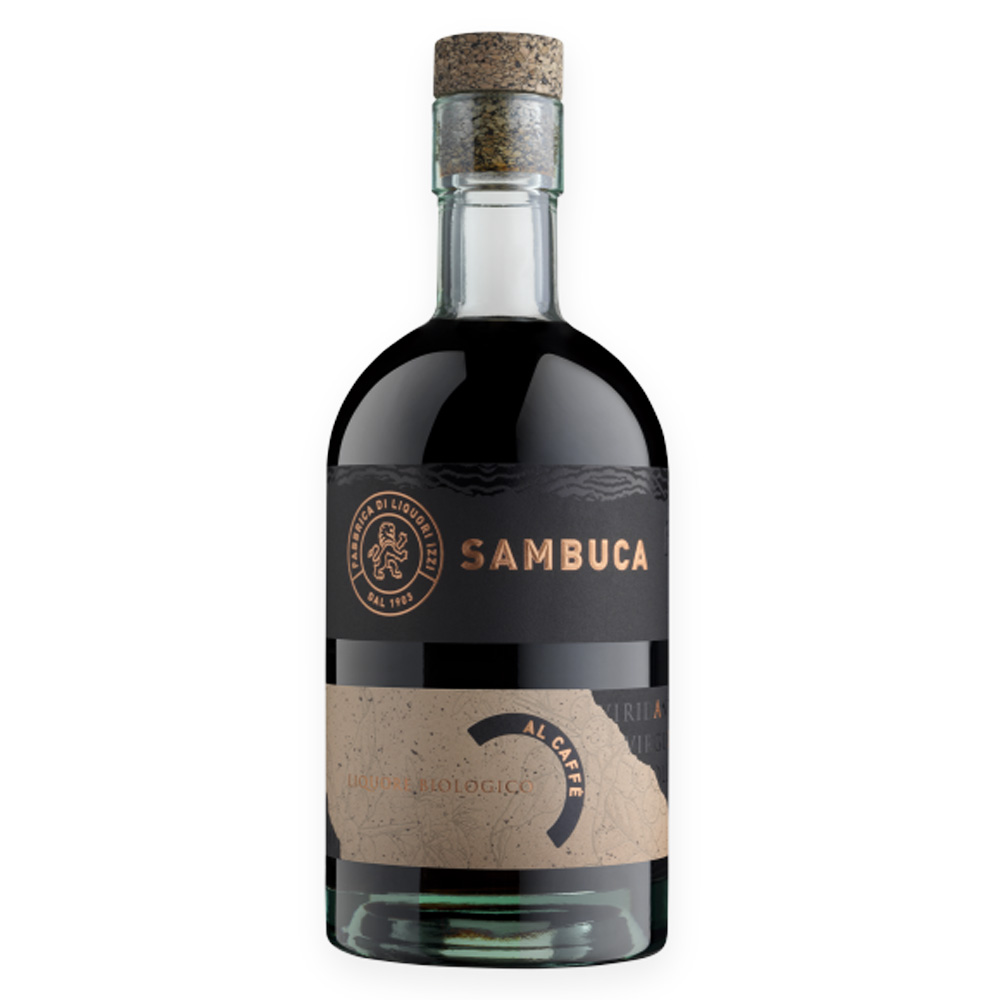La Sambuca al Caffè Bio Izzi è un liquore raffinato che nasce dal perfetto equilibrio tra i sentori balsamici dell'anice stellato e le note tostate di pregiate selezioni di caffè. Questo meraviglioso racconto sensoriale delle antiche tradizioni mediterranee prende vita da una ricetta realizzata esclusivamente con ingredienti biologici di altissima qualità: puro estratto di anice stellato, tintura di caffè 100% Arabica, alcol di frumento tenero e zucchero di barbabietola italiano, impreziositi da un tocco di zucchero caramellizzato. Forte della sua secolare esperienza nell'arte liquoristica, la famiglia Izzi ha saputo elevare il classico rito italiano della sambuca "con la mosca", fondendo i due elementi direttamente in bottiglia per creare un prodotto premium dal fascino ineguagliabile. - Al naso l'aroma inconfondibile e pungente dell'anice stellato si intreccia armoniosamente con i profumi intensi e avvolgenti del caffè tostato. In bocca si rivela come una miscela morbida e ammaliante: la naturale dolcezza del liquore accarezza il palato, subito bilanciata dal carattere deciso e persistente dell'Arabica, che accompagna la bevuta verso un finale lungo, caldo e appagante. Per esaltarne al massimo le caratteristiche, si consiglia di degustarla liscia e rigorosamente ghiacciata, ma le sue note complesse la rendono anche un'eccellente e creativa base per la preparazione di cocktail d'autore.