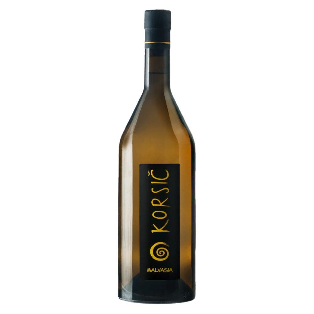 La Malvasia Collio DOC di Korsic è un bianco fresco ed elegante, che racconta in chiave raffinata il territorio del Collio. Il colore è giallo paglierino brillante tendente al dorato, con profumi intensi di albicocca matura, agrumi canditi e fiori bianchi, accompagnati da tocchi mielati e leggermente speziati. Al palato è equilibrata e succosa: fresca, sapida e con una piacevole rotondità, chiude con un sorso lungo e armonico, dove ritornano le note fruttate percepite al naso. - Nel cuore di San Floriano del Collio, la famiglia Korsic – da generazioni custode del cru Giasbana – vive poeticamente "sul fondo del mare". Le loro viti di Malvasia Istriana sono piantate sulla ponca, l'antico sedimento oceanico risalente a più di 40 milioni di anni fa: una roccia friabile di marna e arenaria che si sbriciola tra le dita rivelando minuscoli fossili marini. Questo "fondale sollevato", accarezzato dalle brezze dell'Adriatico e protetto dalle Alpi Giulie, dona ai vini la loro caratteristica mineralità salina. - La produzione annuale di questo vino si aggira intorno alle 3.000 bottiglie.