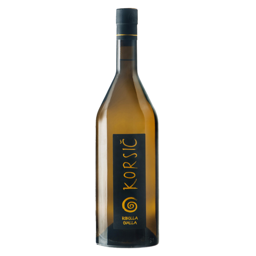 La Ribolla Gialla Collio DOC di Korsic è un bianco di rara luminosità, capace di catturare in un sorso la leggerezza e la precisione del Collio. Nel calice si veste di un giallo paglierino brillante con riflessi dorati, cristallino e invitante. Il naso è delicato e vivace: profumi di pera, mela verde e fiori bianchi si intrecciano a tocchi di nespola, timo e spezie aromatiche in un bouquet fresco e sincero. Al palato è secca, sapida e armoniosa, con una freschezza decisa — cifra stilistica inconfondibile della Ribolla — e una corrispondenza precisa tra ciò che si annusa e ciò che si assaggia. - Nel cuore di San Floriano del Collio, la famiglia Korsic custodisce 2,5 ettari di vigneti esposti a sud, piantati sulla ponca: quell'antico sedimento oceanico di marna e arenaria, formatosi oltre 40 milioni di anni fa, che si sbriciola tra le dita rivelando minuscoli fossili marini. È questa roccia straordinaria a imprimere nei vini la loro mineralità salina, come un'eco silenziosa del mare che un tempo copriva queste colline. Le brezze dell'Adriatico e la protezione delle Alpi Giulie completano un microclima unico, capace di regalare uve di grande equilibrio e carattere. La produzione si limita a 17.000 bottiglie all'anno.