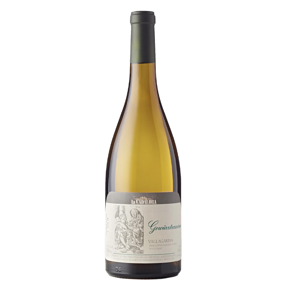 Il Gewürztraminer Vallagarina IGT di La Cadalora si presenta con un colore giallo paglierino intenso e luminoso. Al naso esprime tutta la tipicità del vitigno con profumi decisamente speziati, dove spiccano nitide note di chiodi di garofano intrecciate a sentori di frutta candita. Al palato è un vino di carattere: secco e aromatico, si distingue per una moderata acidità e un sorso avvolgente che chiude con il caratteristico retrogusto leggermente amarognolo, tipico della varietà, che ricorda il pompelmo. ​- Le uve provengono esclusivamente dal cru "Fratte", un piccolo vigneto di 0,4 ettari situato a 280 metri s.l.m., caratterizzato da un terreno di conoide calcareo, sassoso e con una buona presenza di argilla. La vinificazione è volta a esaltare il profilo aromatico: dopo la vendemmia manuale, il mosto rimane a contatto con le bucce per 10-12 ore (macerazione pellicolare) prima della pressatura soffice. La fermentazione e il successivo affinamento avvengono esclusivamente in acciaio a temperatura controllata, preservando intatta la freschezza del frutto. Sebbene sia un vino che si esprime al meglio in gioventù per fragranza aromatica, possiede una struttura che gli permette di evolvere positivamente per 4-5 anni. - La produzione annuale si aggira intorno alle 5.000 bottiglie.