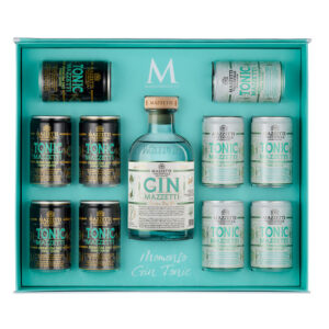 Il Kit Gin Tonic Mazzetti Momento è la confezione regalo perfetta per chi ama il gin: una bottiglia di London Dry e 10 toniche artigianali in lattine monodose, tutto incluso, pronto da regalare o da tenere per sé. - Alcune cose accadono e basta. Un tramonto inatteso, una risata improvvisa, un ospite che suona al citofono. Il Gin Tonic perfetto non dovrebbe mai mancare. - Il Momento Gin Tonic di Mazzetti d'Altavilla è molto più di una confezione regalo: è un invito a fermarsi, versare e condividere. Dentro questa scatola turchese c'è tutto il carattere delle vallate prealpine piemontesi — le erbe officinali, la menta, il ginepro "zenèiver" di cui parlano ancora le vecchie ricette — distillato in un London Dry che vale anche da solo, in purezza. - Ma la vera forza di questo kit gin tonic è la scelta. Cinque lattine di Tonica Premium Dry — gusto secco, amaro di china delicato, perfetta per far emergere la personalità decisa del Gin — e cinque di Tonica Mediterranean — fresca di menta piperita, floreale, che evoca brezza e profumi di territorio. Due toniche, due stati d'animo, dieci occasioni. - L'aperitivo dell'ultim'ora, il regalo preferito dei gin lover. Che sia per qualcuno che colleziona distillati o per chi semplicemente sa godersi il momento, il kit gin tonic Mazzetti porta in tavola — o sotto l'albero, o dentro un sacchetto regalo — un'esperienza sensoriale completa, pronta all'uso. Niente da cercare, niente da abbinare: basta aprire, scegliere la tonica e iniziare. ​- Contiene: • 1× Gin Mazzetti London Dry 0,50L 42% vol • 5× Tonica Mazzetti Premium Dry 0,15L • 5× Tonica Mazzetti Mediterranean 0,15L ​