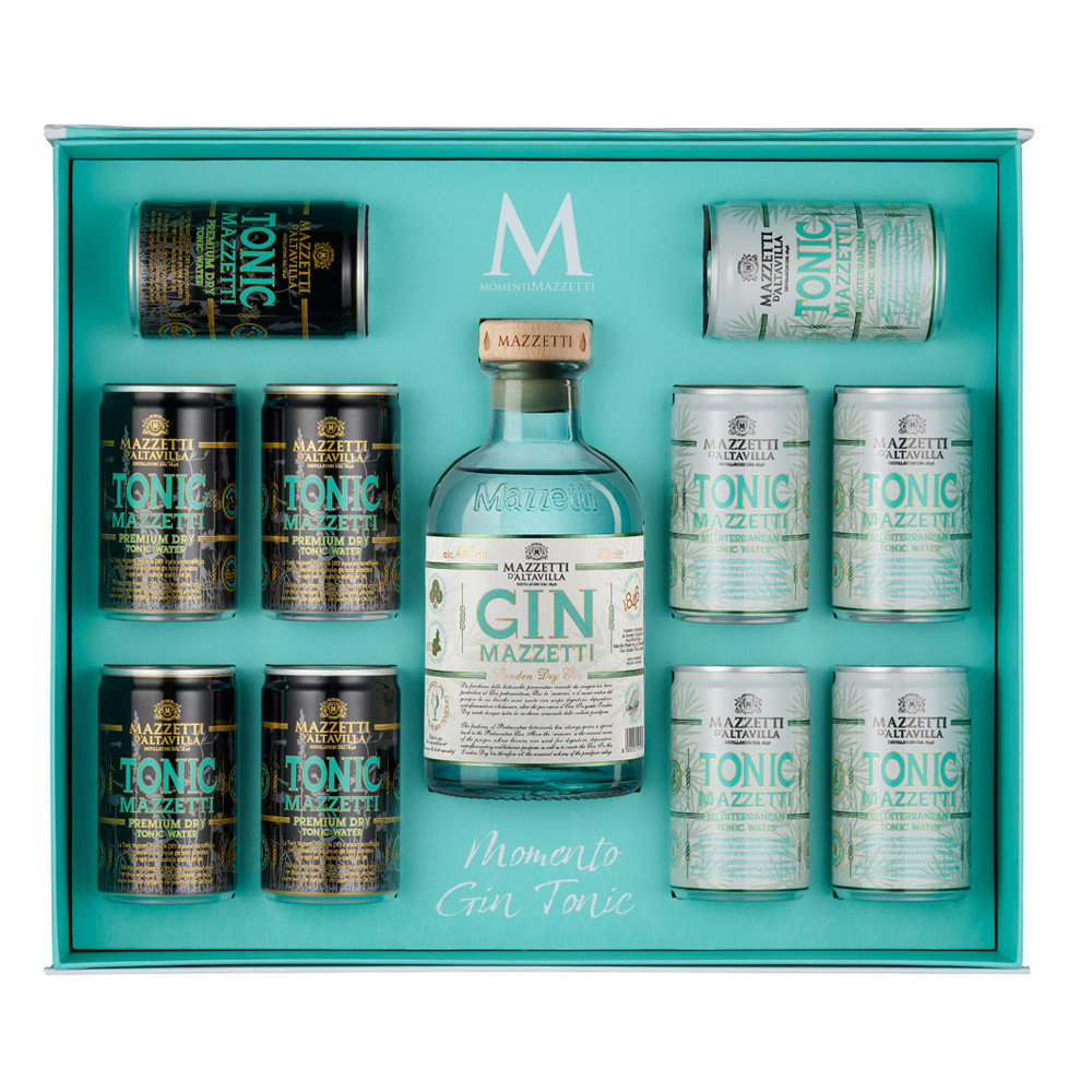 Il Kit Gin Tonic Mazzetti Momento è la confezione regalo perfetta per chi ama il gin: una bottiglia di London Dry e 10 toniche artigianali in lattine monodose, tutto incluso, pronto da regalare o da tenere per sé. - Alcune cose accadono e basta. Un tramonto inatteso, una risata improvvisa, un ospite che suona al citofono. Il Gin Tonic perfetto non dovrebbe mai mancare. - Il Momento Gin Tonic di Mazzetti d'Altavilla è molto più di una confezione regalo: è un invito a fermarsi, versare e condividere. Dentro questa scatola turchese c'è tutto il carattere delle vallate prealpine piemontesi — le erbe officinali, la menta, il ginepro "zenèiver" di cui parlano ancora le vecchie ricette — distillato in un London Dry che vale anche da solo, in purezza. - Ma la vera forza di questo kit gin tonic è la scelta. Cinque lattine di Tonica Premium Dry — gusto secco, amaro di china delicato, perfetta per far emergere la personalità decisa del Gin — e cinque di Tonica Mediterranean — fresca di menta piperita, floreale, che evoca brezza e profumi di territorio. Due toniche, due stati d'animo, dieci occasioni. - L'aperitivo dell'ultim'ora, il regalo preferito dei gin lover. Che sia per qualcuno che colleziona distillati o per chi semplicemente sa godersi il momento, il kit gin tonic Mazzetti porta in tavola — o sotto l'albero, o dentro un sacchetto regalo — un'esperienza sensoriale completa, pronta all'uso. Niente da cercare, niente da abbinare: basta aprire, scegliere la tonica e iniziare. ​- Contiene: • 1× Gin Mazzetti London Dry 0,50L 42% vol • 5× Tonica Mazzetti Premium Dry 0,15L • 5× Tonica Mazzetti Mediterranean 0,15L ​