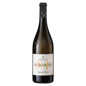Il "Bianco di Nera" è il vino frizzante bianco simbolo dell'Azienda Agricola Milazzo: una bollicina giovane, fresca ed estremamente conviviale, pensata per offrire un approccio immediato e piacevole fin dal primo sorso. Questo blend biologico nasce dall'accurata unione tra i vitigni autoctoni siciliani (Inzolia e Nero Cappuccio vinificato in bianco) e l'internazionale Chardonnay. Le uve vengono coltivate in diverse aree della Contrada Fondirò, su terreni argillosi e franco-limosi che conferiscono grande ricchezza aromatica. Dopo una prima fermentazione e un breve passaggio in acciaio, il vino rifermenta in autoclave secondo il Metodo Martinotti (Charmat corto): è proprio questa lavorazione a regalare al Bianco di Nera la sua inconfondibile impronta, esaltando la morbidezza, l'esplosività dei profumi e garantendo un perlage vivace e stuzzicante. - Nel calice si presenta con un bel colore giallo paglierino carico, attraversato da luminosi riflessi verdolini e da una bollicina briosa. Il naso è ricco, intenso e schietto: si apre con fragranti note di frutta gialla tropicale (ananas e pesca), mela verde e pera, per poi lasciare spazio a eleganti sfumature floreali di tarassaco e dolci accenni di miele d'acacia. Al palato il sorso è leggero, cremoso e scattante, guidato da una delicata acidità e da un'ottima sapidità che incentivano la beva, chiudendo con un finale armonioso e fruttato.