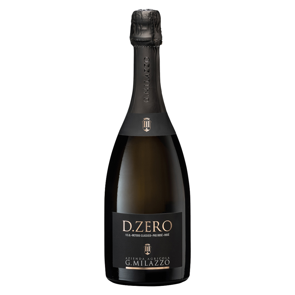 Il "D.Zero" è il primo spumante Metodo Classico Pas Dosé in versione rosé creato dall'Azienda Agricola Milazzo (la cui prima edizione risale al 2012), nato per restituire al calice l'espressione più pura e incontaminata del territorio di Campobello di Licata. Questa cuvée biologica di straordinaria eleganza è il frutto di un meticoloso lavoro di selezione clonale e recupero storico: nasce infatti dall'unione tra lo Chardonnay e l'"Inzolia Rosa", un rarissimo e antico biotipo di Nero d'Avola da sempre coltivato sulle colline dell'agrigentino. Le uve provengono da tre specifiche contrade (Milici, Fondirò e Arena Nuovo), caratterizzate da terreni ricchi di marne, calcare bianco e argilla, perfetti per garantire una lenta e ottimale maturazione. Le basi spumante, dopo la prima fermentazione in acciaio, affrontano la presa di spuma in bottiglia e un successivo affinamento sui lieviti in catasta di almeno 18 mesi. La totale assenza di dosaggio (Pas Dosé) esalta la naturale mineralità del terroir e l'interessante dorsale acida delle uve. ​- Alla vista ammalia con un luminoso colore rosa dai delicati riflessi paglierini, impreziosito da un perlage e da una corona particolarmente persistenti. Il quadro olfattivo è fine e intrigante: si apre con leggeri ed eleganti sentori di piccoli frutti rossi, per poi dischiudersi in note più complesse di agrume candito e frutta gialla matura. Al palato il sorso si rivela vibrante, croccante e di grande freschezza, sostenuto da una sapidità spiccatamente minerale e da una chiusura pulita e leggermente amaricante. Un Metodo Classico estremamente gastronomico, perfetto per accompagnare crudi di mare, ostriche, raffinati piatti di pesce o per bilanciare la succulenza di lardi e salumi di razze pregiate.