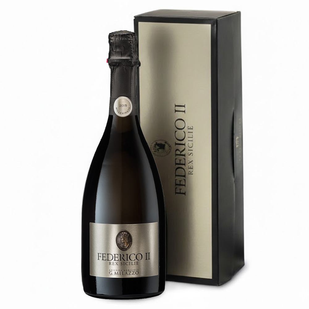 Il "Federico II" è il "Re" incontrastato degli spumanti dell'Azienda Agricola Milazzo, la punta di diamante di una produzione biologica che punta a competere con i più prestigiosi Champagne. Prodotto per la prima volta nel 1987 e realizzato esclusivamente nelle annate eccezionali a tiratura limitata, questo Metodo Classico Brut Millesimato è la perfetta sintesi dell'immenso lavoro agronomico svolto sui cloni di Chardonnay. Le uve provengono da vigne storiche di oltre 50 anni situate nella pregiata Contrada Milici, un altopiano marnoso-argilloso e fortemente calcareo a 400 metri di altitudine. Per garantire la massima eleganza, i grappoli vengono pressati interi valorizzando solo le primissime spremiture. Le basi fermentano in parte in acciaio e in parte in barrique di rovere, rigorosamente senza svolgere la malolattica per preservare un'acidità vibrante. La cuvée riposa poi sui propri lieviti per un periodo straordinario, mai inferiore a 7 anni (84 mesi), forgiando un vino dal potenziale di invecchiamento impressionante (oltre 25 anni). ​- Al calice si presenta di un raffinato giallo paglierino tenue con luminosi riflessi verdi, animato da un perlage finissimo, continuo e impreziosito da una corona persistente. Il profilo olfattivo è di eccellente intensità e ampiezza: i classici sentori evolutivi di lievito, crosta di pane e vaniglia si fondono armoniosamente a ricche note di frutta esotica, bilanciate da una profonda e austera mineralità di pietra focaia. In bocca il sorso è pieno, materico e strutturato, guidato da un'acidità tagliente e vibrante che accompagna la beva verso una chiusura elegante, caratterizzata da una piacevole e tipica sensazione di mandorla.