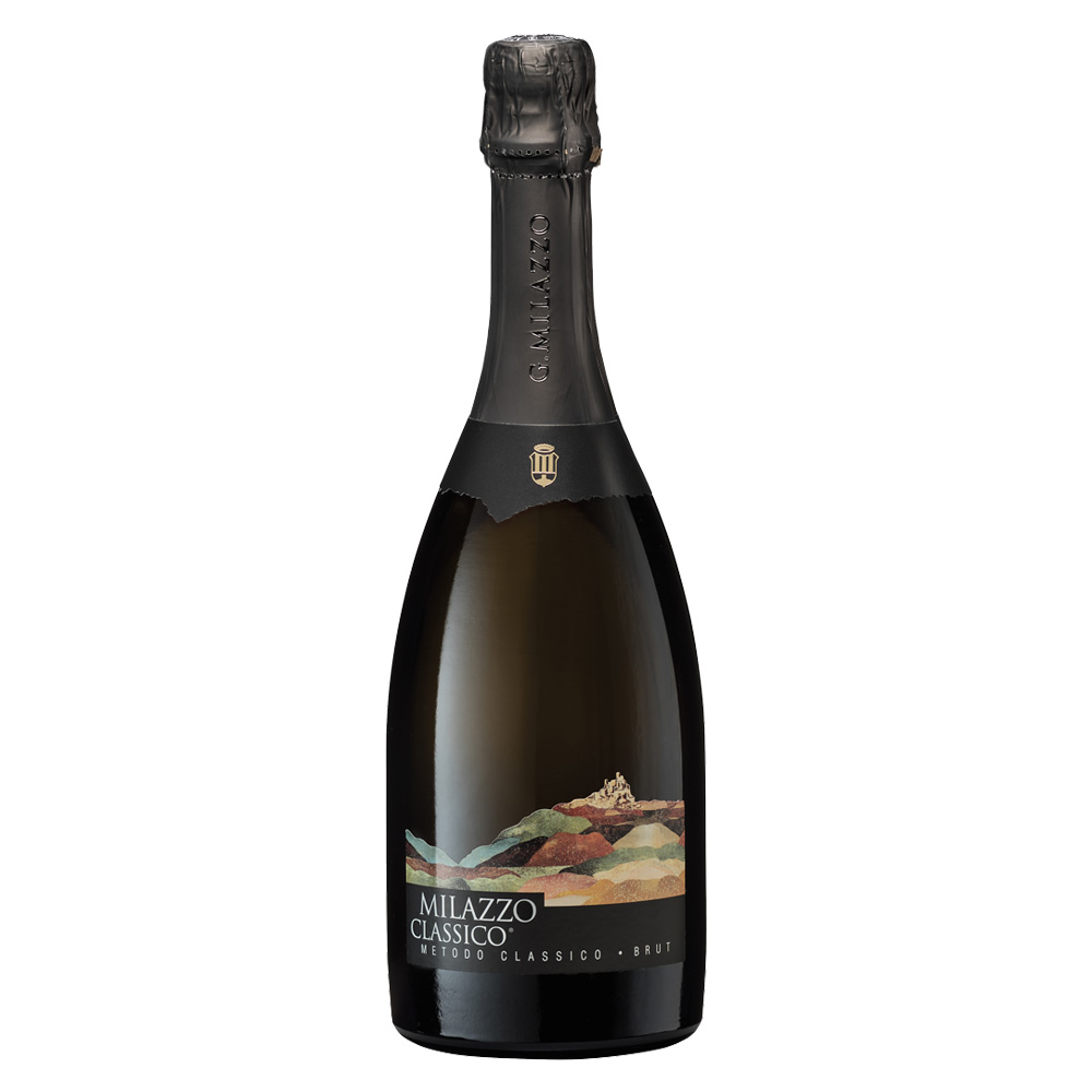 Il "Milazzo Classico" Brut è l'espressione più sincera del terroir siciliano di Campobello di Licata, una bollicina Metodo Classico dal profilo spiccatamente mediterraneo, biologica e di grande eleganza. Questo spumante storico dell'Azienda Agricola Milazzo, prodotto per la prima volta nel 1997, nasce dal sapiente assemblaggio di Inzolia e Chardonnay, coltivati all'interno delle prestigiose Terre della Baronia. Le uve, raccolte rigorosamente a mano e pressate a grappolo intero, provengono da tre diverse contrade aziendali (Fondirò, Ninotta e Arena Nuovo) caratterizzate da suoli morfologicamente vari, dalle argille nere fortemente minerali alle marne bianche calcaree. Dopo la prima fermentazione in acciaio, la cuvée rifermenta in bottiglia, riposando pazientemente sui propri lieviti in catasta per almeno 24 mesi. Una lavorazione meticolosa che preserva la spinta fresca e la vena aromatica delle uve, valorizzando al massimo l'identità territoriale siciliana. - Nel calice si presenta con un colore giallo paglierino tenue, attraversato da brillanti riflessi verdolini, e un perlage fine, persistente e raffinato. Il bouquet è generoso, sottile e intrigante: si apre con fresche sensazioni di agrumi verdi, per poi virare verso delicate note floreali, cenni di erbe aromatiche e i classici sentori di pasticceria derivanti dalla sosta sui lieviti. Al palato il sorso è verticale, fresco e snello, caratterizzato da un corpo delicato e da una spiccata sapidità che garantisce pulizia e persistenza.