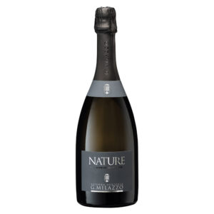 Il "Nature" è l'ultima e ambiziosa sfida in ordine di tempo dell'Azienda Agricola Milazzo: un elegante Metodo Classico Blanc de Blancs prodotto esclusivamente con uve Chardonnay, creato per esprimere la visione più profonda e autentica della cantina su questo nobile vitigno internazionale. Le uve, certificate biologiche, provengono dalle storiche parcelle della Contrada Fondirò, dove vigne di 20 e 25 anni affondano le radici in terreni composti da argille nere fortemente minerali e matrici calcareo-argillose. I grappoli, vendemmiati a mano nella prima metà di agosto, vengono pressati interi. Dopo l'affinamento delle basi spumante in serbatoi d'acciaio, la cuvée rifermenta in bottiglia e riposa sui lieviti in catasta per un periodo non inferiore ai 48 mesi. L'assoluta assenza di dosaggio e una dorsale acida spinta preservano l'integrità del vino, restituendo un profilo verticale e teso, perfetto per chi ama la purezza espressiva dei grandi Chardonnay. - Nel calice si presenta con un luminoso color giallo tenue cristallino, attraversato da brillanti riflessi verdolini e animato da un perlage fine, persistente e di ottima fattura. Il quadro olfattivo è pulito, ricco e raffinato: si apre con fragranti sentori di mela verde e pera, impreziositi da eleganti sfumature di erbe aromatiche che ricordano la macchia mediterranea, seguiti da delicati accenti di crosta di pane. In bocca sorprende per la sua struttura muscolosa ma snella: il sorso è schietto, equilibrato e sapidissimo, guidato da un'affilata freschezza citrina che invita continuamente alla beva e si distende in un finale di eccellente mineralità.