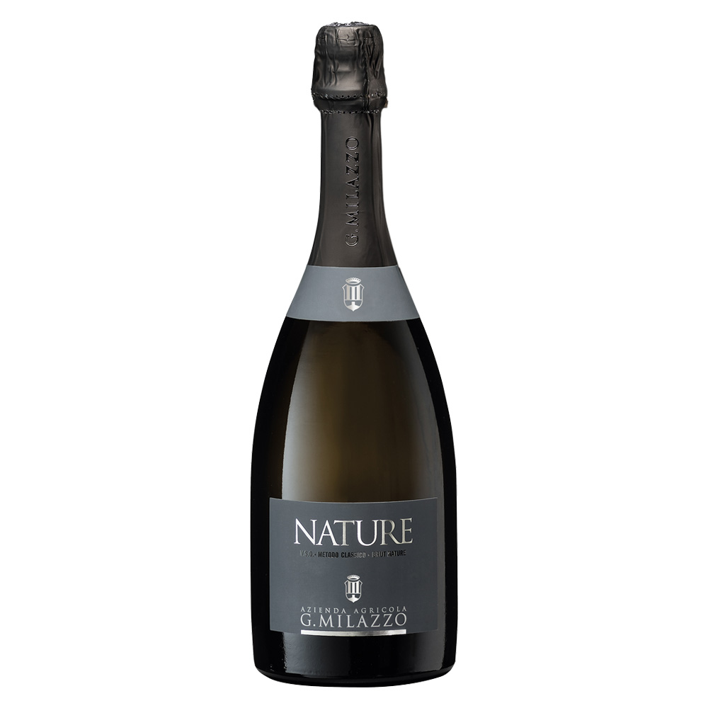 Il "Nature" è l'ultima e ambiziosa sfida in ordine di tempo dell'Azienda Agricola Milazzo: un elegante Metodo Classico Blanc de Blancs prodotto esclusivamente con uve Chardonnay, creato per esprimere la visione più profonda e autentica della cantina su questo nobile vitigno internazionale. Le uve, certificate biologiche, provengono dalle storiche parcelle della Contrada Fondirò, dove vigne di 20 e 25 anni affondano le radici in terreni composti da argille nere fortemente minerali e matrici calcareo-argillose. I grappoli, vendemmiati a mano nella prima metà di agosto, vengono pressati interi. Dopo l'affinamento delle basi spumante in serbatoi d'acciaio, la cuvée rifermenta in bottiglia e riposa sui lieviti in catasta per un periodo non inferiore ai 48 mesi. L'assoluta assenza di dosaggio e una dorsale acida spinta preservano l'integrità del vino, restituendo un profilo verticale e teso, perfetto per chi ama la purezza espressiva dei grandi Chardonnay. - Nel calice si presenta con un luminoso color giallo tenue cristallino, attraversato da brillanti riflessi verdolini e animato da un perlage fine, persistente e di ottima fattura. Il quadro olfattivo è pulito, ricco e raffinato: si apre con fragranti sentori di mela verde e pera, impreziositi da eleganti sfumature di erbe aromatiche che ricordano la macchia mediterranea, seguiti da delicati accenti di crosta di pane. In bocca sorprende per la sua struttura muscolosa ma snella: il sorso è schietto, equilibrato e sapidissimo, guidato da un'affilata freschezza citrina che invita continuamente alla beva e si distende in un finale di eccellente mineralità.