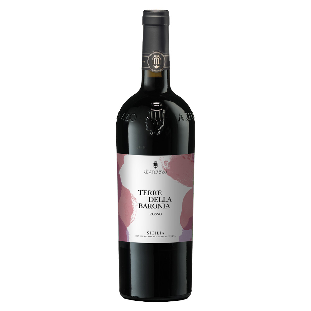 Il "Terre della Baronia" Rosso Sicilia DOC è un vino biologico ampio e strutturato, nato dalla ferma volontà dell'Azienda Agricola Milazzo di creare un rosso identitario intervenendo il meno possibile in cantina. Il blend esalta magistralmente le caratteristiche del re dei vitigni autoctoni siciliani, il Nero d'Avola, affiancato da un saldo di Perricone che conferisce corpo e complessità aggiuntiva. Le uve provengono da vigne di 20 anni coltivate nelle pregiate aree Munti e Arena Vecchio (Contrada Fondirò), su terreni che alternano argille nere fortemente minerali a speroni di roccia calcarea. Raccolti manualmente a ottobre, i grappoli affrontano prima una macerazione a freddo e poi una fermentazione in acciaio. Il successivo affinamento di 12 mesi si divide sapientemente tra l'acciaio (per preservare la freschezza fruttata) e le barrique di rovere, che donano eleganza e morbidezza ai tannini. Un rosso vigoroso ma elegante, capace di sfidare il tempo con un potenziale di invecchiamento di oltre 10 anni. - Al calice si annuncia con una veste rosso rubino fitta e impenetrabile. Il naso è un viaggio avvolgente tra note dolci e polpose di mora di gelso, ciliegia nera e fiori scuri, splendidamente arricchito da speziature nobili derivanti dal passaggio in legno, con eleganti richiami di liquirizia, incenso e bacca di cacao. In bocca il sorso si rivela di grande struttura, ampio e vellutato: i tannini sono ben presenti ma levigati, sostenuti da una piacevole fragranza che accompagna una lunghissima persistenza finale.
