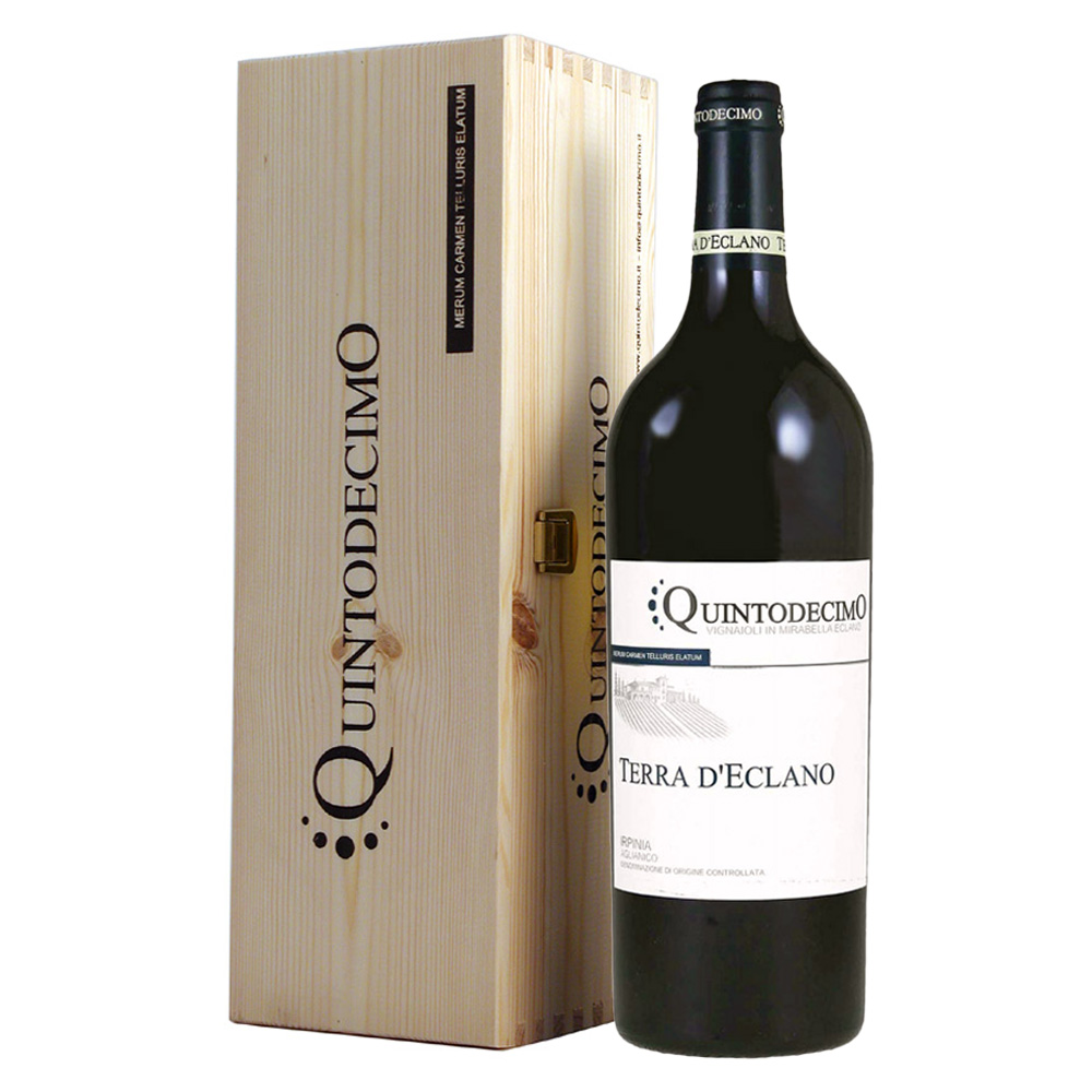 Terra d'Eclano di Quintodecimo si presenta di un rosso rubino profondo con riflessi granato. Al naso è seducente e raffinato: frutti di bosco e prugna matura si intrecciano a liquirizia, caffè e spezie scure, con una scia balsamica che invita al sorso. In bocca è di grande impatto, caldo e avvolgente, con tannini vellutati e una persistenza lunga, sapida e ferrosa, sempre in equilibrio. - Nasce da Aglianico in purezza, il vitigno simbolo dell'Irpinia, proveniente da cinque distinti vigneti di proprietà, ognuno con clima, esposizione e suoli differenti: alcuni argillosi, altri di origine vulcanica, situati tra i 420 e i 460 metri di altitudine. Questa varietà di terroir regala al vino una complessità straordinaria, capace di raccontare in un sorso l'intero territorio di Eclano. Il profilo è profondo e stratificato, con un finale persistente dove ritornano mineralità, note balsamiche e spezie, e una struttura che promette una splendida evoluzione nel tempo. - Il nome Quintodecimo deriva dal toponimo latino "Quintum Decimum" con cui i romani chiamavano l'antico municipio di Eclano all'alba dell'VIII secolo d.C., dove oggi sorge la cantina fondata da Luigi e Laura Moio. Un omaggio alla storia millenaria di questo territorio. - Nel formato Magnum 1,5 L, Indaco esprime ancora meglio il suo potenziale evolutivo: perfetto da gustare subito, ma capace di regalare emozioni anche dopo anni di affinamento in cantina.