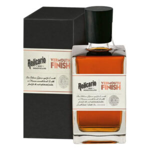 Relicario Vermouth Finish è un rum esclusivo che nasce dalla base del Relicario Superior, un rum dominicano ottenuto dalla combinazione di due distillati invecchiati rispettivamente 5 e 10 anni. Questo rum viene sottoposto a un ulteriore invecchiamento di sei mesi in botti di rovere, precedentemente utilizzate per contenere il Vermouth Vecchio di Mancino. Le botti, provenienti dall'area di Asti, sono impregnate dai tipici sentori del Vermouth, composto alla base da vino bianco trebbiano affinato 12 mesi in rovere in cui vengono infuse 38 botaniche, creando un risultato sorprendente. Relicario Vermouth Finish segue l’attuale tendenza dei rum con finish “particolari”, distinguendosi nettamente dalle proposte più convenzionali e offrendo un’esperienza sensoriale originale, in cui la tradizione caraibica incontra l’eleganza piemontese. Alla vista si presenta ambrato scuro, limpido e privo di particelle in sospensione; al naso emergono intensi sentori di succo di canna da zucchero e vaniglia, perfettamente integrati con note di assenzio, radice di genziana, rabarbaro, camomilla, spezie dolci e agrumi mediterranei. Al palato è secco, intenso e ben equilibrato, con lievi sfumature amare e speziate tipiche dei vermouth; il finale è profondo e penetrante, con una complessità aromatica che lascia il palato pieno, armonico e persistente. Racchiuso nella caratteristica bottiglia di Relicario, con tappo in legno nero e l’etichetta bianca su carta pregiata, Relicario Vermouth Finish è un rum che si distingue per la sua raffinatezza e unicità, impreziosito da un astuccio nero con dettagli argento.