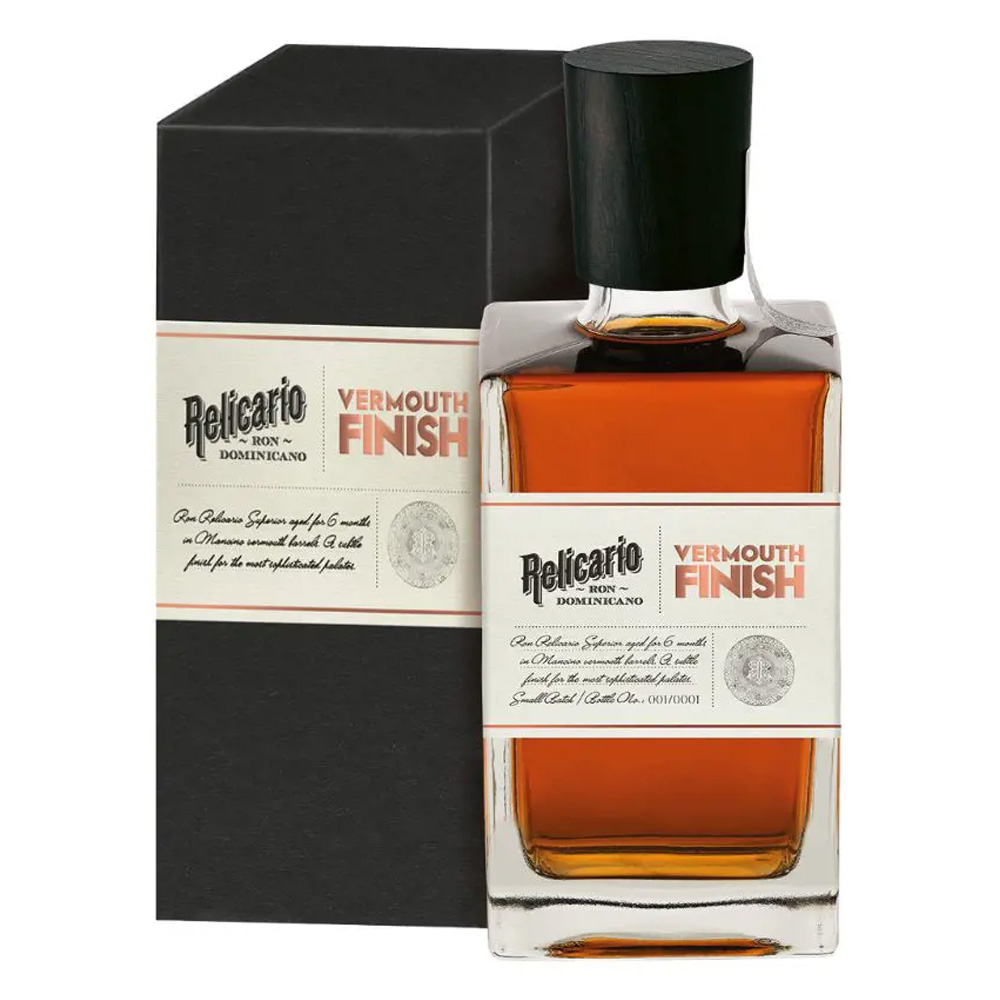 Relicario Vermouth Finish è un rum esclusivo che nasce dalla base del Relicario Superior, un rum dominicano ottenuto dalla combinazione di due distillati invecchiati rispettivamente 5 e 10 anni. Questo rum viene sottoposto a un ulteriore invecchiamento di sei mesi in botti di rovere, precedentemente utilizzate per contenere il Vermouth Vecchio di Mancino. Le botti, provenienti dall'area di Asti, sono impregnate dai tipici sentori del Vermouth, composto alla base da vino bianco trebbiano affinato 12 mesi in rovere in cui vengono infuse 38 botaniche, creando un risultato sorprendente. Relicario Vermouth Finish segue l’attuale tendenza dei rum con finish “particolari”, distinguendosi nettamente dalle proposte più convenzionali e offrendo un’esperienza sensoriale originale, in cui la tradizione caraibica incontra l’eleganza piemontese. Alla vista si presenta ambrato scuro, limpido e privo di particelle in sospensione; al naso emergono intensi sentori di succo di canna da zucchero e vaniglia, perfettamente integrati con note di assenzio, radice di genziana, rabarbaro, camomilla, spezie dolci e agrumi mediterranei. Al palato è secco, intenso e ben equilibrato, con lievi sfumature amare e speziate tipiche dei vermouth; il finale è profondo e penetrante, con una complessità aromatica che lascia il palato pieno, armonico e persistente. Racchiuso nella caratteristica bottiglia di Relicario, con tappo in legno nero e l’etichetta bianca su carta pregiata, Relicario Vermouth Finish è un rum che si distingue per la sua raffinatezza e unicità, impreziosito da un astuccio nero con dettagli argento.