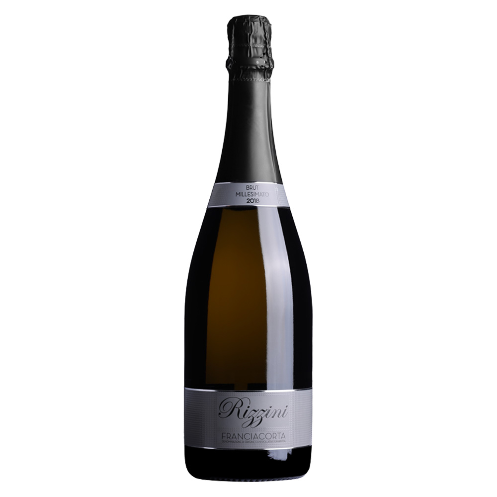 Il Franciacorta DOCG Brut Millesimato 72 Mesi di Rizzini è una bollicina di rara profondità, che racconta in ogni sorso il valore del tempo. Nel calice si presenta con un giallo dorato carico e brillante, attraversato da riflessi caldi e da un perlage magistrale: catenelle di bollicine finissime, vellutate e continue. Al naso è ampio e stratificato: note di canditi, miele millefiori e mandorla tostata si intrecciano a sentori di crosta di pane, burro di cacao e una scia minerale nitida che ricorda la pietra bagnata. In bocca è cremoso, avvolgente e di grande volume, con una freschezza ancora vibrante e un finale lunghissimo, aristocratico, dove ritornano agrumi maturi e crosta di pane calda. - Nasce da Chardonnay in purezza coltivato in un vigneto unico di soli 2 ettari a Monticelli Brusati, nel cuore della Franciacorta nord-orientale. Qui, ai piedi di colline particolarmente vocate, Rizzini coltiva con pratiche sostenibili e vendemmia rigorosamente manualmente, fedele a una filosofia essenziale: territorio, millesimo e tempo. Dopo la pressatura soffice e la fermentazione in acciaio, il vino rifermenta in bottiglia secondo il Metodo Classico e riposa sui lieviti per 72 mesi, con remuage manuale: una scelta non di stile, ma di visione, per raggiungere una complessità terziaria che pochi spumanti italiani possono vantare.