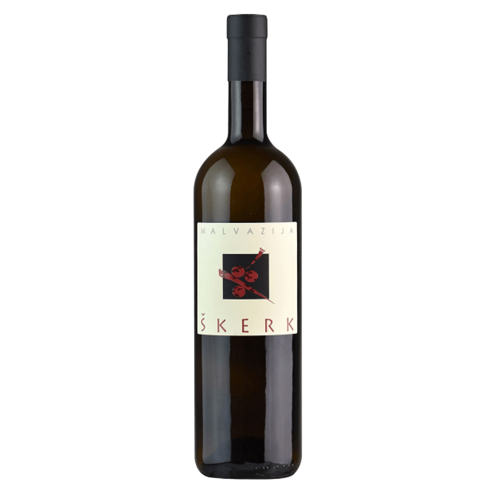 La Malvazija Venezia Giulia IGT di Skerk è un’interpretazione magistrale della Malvasia Istriana, capace di coniugare potenza aromatica e finezza minerale. Nel calice si presenta di un colore giallo dorato luminoso con affascinanti sfumature ramate, tipiche degli orange wine da lunga macerazione. Il bouquet è un dipinto olfattivo complesso e suadente: note intense di albicocca matura, nespola e agrumi canditi si intrecciano a sentori di miele, resina e pennellate balsamiche. Al palato esplode con una freschezza succosa e vibrante; è un vino ricco, pieno e cremoso, bilanciato da una profonda sapidità salmastra che accompagna un finale lunghissimo e persistente. - Questa etichetta è il frutto della viticoltura eroica di Sandi Skerk sull’Altopiano Carsico, dove le viti affondano le radici nella roccia calcarea rossa sferzata dalla bora. Fedele alla filosofia dei vini naturali e artigianali, la Malvasia fermenta spontaneamente con lieviti indigeni in tini di legno, subendo una macerazione sulle bucce di circa 30 giorni che le conferisce il carattere di orange wine. L'affinamento prosegue per 12 mesi in botti di rovere all'interno della suggestiva cantina scavata interamente nella pietra, ambiente ideale per un'evoluzione lenta e naturale senza filtrazioni né chiarifiche. - Vino di grande personalità e struttura, la Malvasia di Skerk è perfetta per chi cerca un'esperienza sensoriale intensa.
