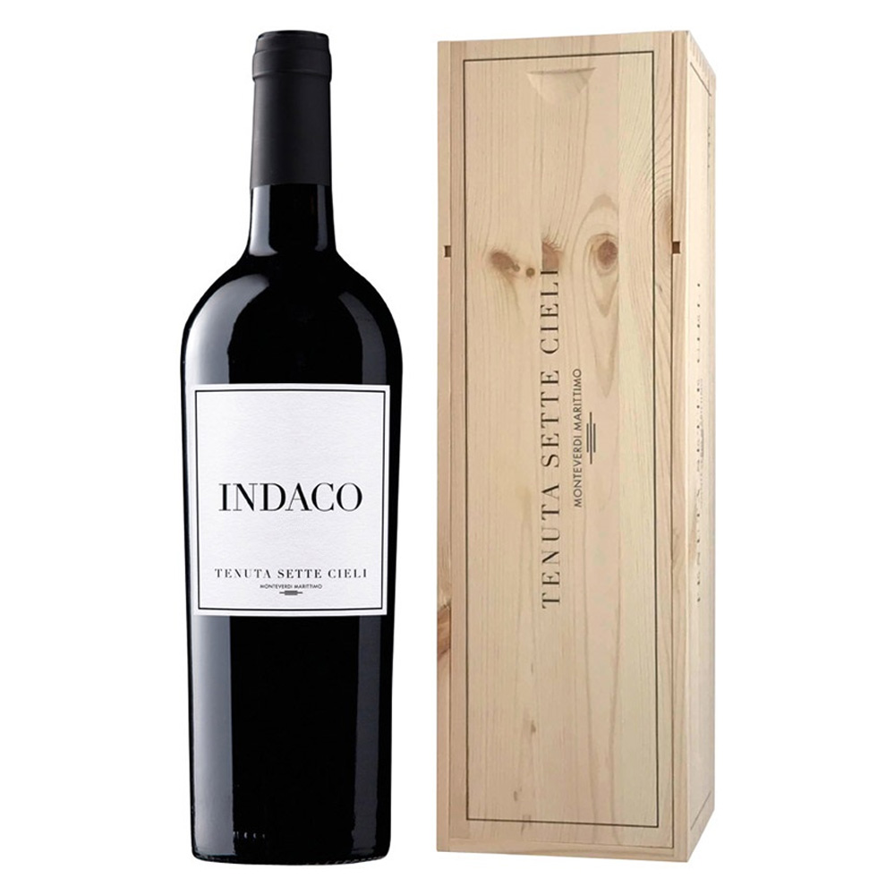Indaco di Tenuta Sette Cieli si presenta di colore rosso rubino fitto e luminoso. Al naso è articolato e avvolgente, con profumi di frutti rossi maturi, cenni floreali, note speziate eleganti e richiami balsamici che raccontano il carattere del territorio di Bolgheri. Al palato è pieno e dinamico: la freschezza sostiene una struttura importante, con tannini ben integrati e una trama gustativa profonda ma scorrevole. Il finale è lungo e persistente, con ritorni fruttati e speziati nitidi. Indaco è il rosso "d'anima" di Tenuta Sette Cieli, un taglio bordolese toscano dove Malbec, Cabernet Sauvignon e Merlot si fondono in perfetto equilibrio. Nasce da vigne coltivate in regime biologico a 400 metri di altitudine, dove il terroir complesso e ricco regala al vino eleganza, struttura e una straordinaria capacità di esprimere l'annata. È un rosso stimolante e prezioso, che conserva intatti i tratti del territorio e della sua vocazione. Nel formato Magnum 1,5 L, Indaco esprime ancora meglio il suo potenziale evolutivo: perfetto da gustare subito, ma capace di regalare emozioni anche dopo anni di affinamento in cantina. Ideale per accompagnare carni arrosto, brasati, selvaggina e formaggi stagionati, è una scelta d'eccellenza per occasioni speciali e per chi cerca un regalo memorabile.