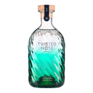 Twisted Nose Gin è un gin secco pluripremiato prodotto nell’Hampshire, pensato per racchiudere la purezza e la freschezza dei corsi d’acqua calcarei (chalk streams) che scorrono vicino alla distilleria. Realizzato in piccoli lotti e distillato lentamente in alambicchi di rame, nasce per valorizzare la provenienza e il legame con un habitat naturale unico. La firma aromatica è il crescione fresco locale, naturalmente pepato, che dà al distillato un tocco stimolante e un finale vivace e persistente; il riferimento storico richiama il nome romano “Nasturtium”, interpretato come “naso storto”. Accanto al ginepro, una selezione di botaniche completa il profilo con equilibrio: pompelmo, corteccia di cassia, semi di finocchio, iris, radice di angelica, lavanda, agrumi e coriandolo, distillate con cura per mantenerne gli aromi freschi e delicati. Al naso risulta morbido, con sfumature erbacee e un accenno speziato; al palato è fresco, secco e ben bilanciato, con note di pompelmo e finocchio, cenni delicatamente floreali e una chiusura pepata distintiva legata al crescione. La persistenza è lunga e pulita, con una sensazione complessiva intensa ma mai pesante. Anche il design è parte dell’esperienza: la bottiglia personalizzata in vetro blu-verde presenta un effetto ondulato che increspa e rifrange la luce come la superficie di un ruscello, anticipando visivamente la sua anima “di fiume”. In servizio è ideale in Gin Tonic con una fetta di pompelmo rosa per esaltare la componente agrumata, ed è eccellente anche in Martini con vermouth, dove la sua secchezza e la traccia erbacea emergono con grande precisione.