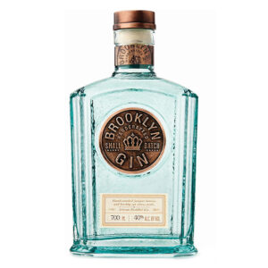 Brooklyn Gin è un American Dry Gin artigianale prodotto negli Stati Uniti presso la Warwick Valley Winery & Distillery, distillato a partire da grano locale e realizzato in piccoli lotti con un’attenzione quasi “manuale” alla materia prima: le bacche di ginepro vengono schiacciate a mano e le bucce di agrumi vengono pelate e tagliate fresche per liberare al meglio gli oli essenziali, dando al distillato un’impronta pulita, luminosa e molto riconoscibile. La ricetta ruota attorno a un nucleo di botaniche selezionate — ginepro, lavanda, cacao, coriandolo e radice di angelica — che costruiscono un profilo secco ma sorprendentemente morbido. Al naso è fresco e agrumato, con sfumature speziate; al palato risulta equilibrato e scorrevole, con delicate note floreali e un retrogusto persistente in cui il cacao lascia una traccia elegante, mentre il finale rimane lungo, pulito e asciutto, sostenuto dal ginepro. È un gin versatile e “da cocktail” senza perdere personalità: funziona benissimo in un Gin Tonic per esaltare la parte agrumata e fresca, dà carattere a un Martini grazie alla sua pulizia, e può essere una scelta originale anche in un Negroni, dove la nota asciutta e la sfumatura di cacao aggiungono profondità. Vincitore della Doppia Medaglia d’Oro 2016 (San Francisco World Spirits Competition), Doppia Medaglia d’Oro 2015 (New York World Wine & Spirits Competition) e Medaglia d’Oro 2015 (San Francisco World Spirits Competition).