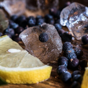 Brooklyn Gin è un American Dry Gin artigianale prodotto negli Stati Uniti presso la Warwick Valley Winery & Distillery, distillato a partire da grano locale e realizzato in piccoli lotti con un’attenzione quasi “manuale” alla materia prima: le bacche di ginepro vengono schiacciate a mano e le bucce di agrumi vengono pelate e tagliate fresche per liberare al meglio gli oli essenziali, dando al distillato un’impronta pulita, luminosa e molto riconoscibile. La ricetta ruota attorno a un nucleo di botaniche selezionate — ginepro, lavanda, cacao, coriandolo e radice di angelica — che costruiscono un profilo secco ma sorprendentemente morbido. Al naso è fresco e agrumato, con sfumature speziate; al palato risulta equilibrato e scorrevole, con delicate note floreali e un retrogusto persistente in cui il cacao lascia una traccia elegante, mentre il finale rimane lungo, pulito e asciutto, sostenuto dal ginepro. È un gin versatile e “da cocktail” senza perdere personalità: funziona benissimo in un Gin Tonic per esaltare la parte agrumata e fresca, dà carattere a un Martini grazie alla sua pulizia, e può essere una scelta originale anche in un Negroni, dove la nota asciutta e la sfumatura di cacao aggiungono profondità. Vincitore della Doppia Medaglia d’Oro 2016 (San Francisco World Spirits Competition), Doppia Medaglia d’Oro 2015 (New York World Wine & Spirits Competition) e Medaglia d’Oro 2015 (San Francisco World Spirits Competition).