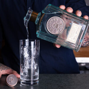 Brooklyn Gin è un American Dry Gin artigianale prodotto negli Stati Uniti presso la Warwick Valley Winery & Distillery, distillato a partire da grano locale e realizzato in piccoli lotti con un’attenzione quasi “manuale” alla materia prima: le bacche di ginepro vengono schiacciate a mano e le bucce di agrumi vengono pelate e tagliate fresche per liberare al meglio gli oli essenziali, dando al distillato un’impronta pulita, luminosa e molto riconoscibile. La ricetta ruota attorno a un nucleo di botaniche selezionate — ginepro, lavanda, cacao, coriandolo e radice di angelica — che costruiscono un profilo secco ma sorprendentemente morbido. Al naso è fresco e agrumato, con sfumature speziate; al palato risulta equilibrato e scorrevole, con delicate note floreali e un retrogusto persistente in cui il cacao lascia una traccia elegante, mentre il finale rimane lungo, pulito e asciutto, sostenuto dal ginepro. È un gin versatile e “da cocktail” senza perdere personalità: funziona benissimo in un Gin Tonic per esaltare la parte agrumata e fresca, dà carattere a un Martini grazie alla sua pulizia, e può essere una scelta originale anche in un Negroni, dove la nota asciutta e la sfumatura di cacao aggiungono profondità. Vincitore della Doppia Medaglia d’Oro 2016 (San Francisco World Spirits Competition), Doppia Medaglia d’Oro 2015 (New York World Wine & Spirits Competition) e Medaglia d’Oro 2015 (San Francisco World Spirits Competition).