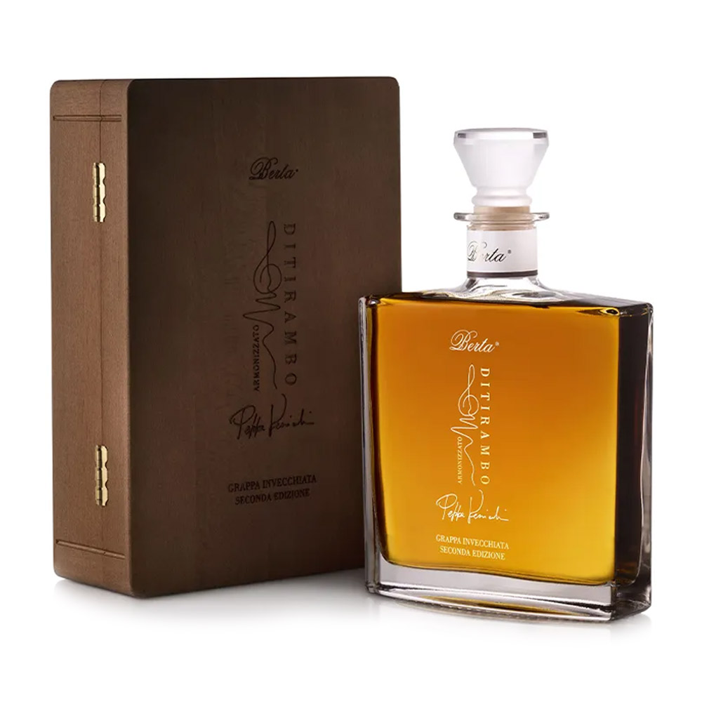 La Grappa Ditirambo Armonizzato Edizione II di Distillerie Berta si presenta di colore ambra caldo. Al naso è ampia, delicata e avvolgente: spiccano note di frutta matura, piccoli frutti di bosco, cacao e vaniglia, che si intrecciano in una complessità aromatica sorprendente. In bocca è ricca, profonda e di grande personalità, confermando le seducenti sensazioni olfattive con un sorso pieno e una struttura elegante, frutto dell’armonizzazione musicale. - Ditirambo è una grappa rivoluzionaria, la prima al mondo trattata con musica armonico-naturale secondo il Metodo Freeman, ideato dal Maestro Peppe Vessicchio. Nasce da una base di eccellenza, la grappa SoloPerGian, invecchiata 8 anni in botti grandi da 1200 litri e successivamente 2 anni in botti piccole da 100 litri. Dopo questo lungo affinamento, viene sottoposta per 20 minuti a vibrazioni sonore specifiche veicolate attraverso l’acqua: una frequenza che entra in empatia con le molecole del distillato, riorganizzandole in modo permanente per esaltarne l’equilibrio e la morbidezza. - Questa Seconda Edizione è stata prodotta in tiratura limitata di soli 600 esemplari, rendendola un distillato da collezione unico. È un’esperienza sensoriale che unisce l’arte della distillazione alla scienza del suono, dove il tempo e la musica lavorano insieme per creare un’armonia nuova e irripetibile. Ideale da degustazione pura, per apprezzare come le frequenze abbiano "levigato" ogni spigolo, regalando una rotondità perfetta.