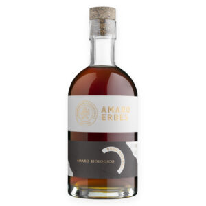 L'Amaro Erbes Gran Riserva è un digestivo di rara autenticità, nato dall'infusione di botaniche selezionate — china, rabarbaro, genziana e camomilla — e affinato in pregiati botti di rovere di Slavonia. Il suo carattere unico è determinato dall'Estratto Fluido, una formula segreta tramandata da quattro generazioni dalla famiglia Izzi di Fondi, mai svelata e mai replicata. L'assenza di zucchero aggiunto lo distingue nettamente dagli amari industriali, garantendo una genuinità che gli intenditori sanno riconoscere al primo sorso. Tutto nasce nel 1903, quando il giovane pasticcere Vincenzo Izzi — appassionato di chimica ed erboristeria — creò un infuso dalle straordinarie proprietà toniche e digestive, fondando una tradizione liquoristica che resiste intatta oltre un secolo dopo. - Al naso si apre con sentori erbacei intensi e note di radici amare, con un fondo speziato e balsamico. In bocca l'amaro è deciso ma armonico, con una progressione pulita che lascia spazio alla genziana e al rabarbaro in un finale lungo e persistente. Si serve liscio, a temperatura ambiente o leggermente fresco.