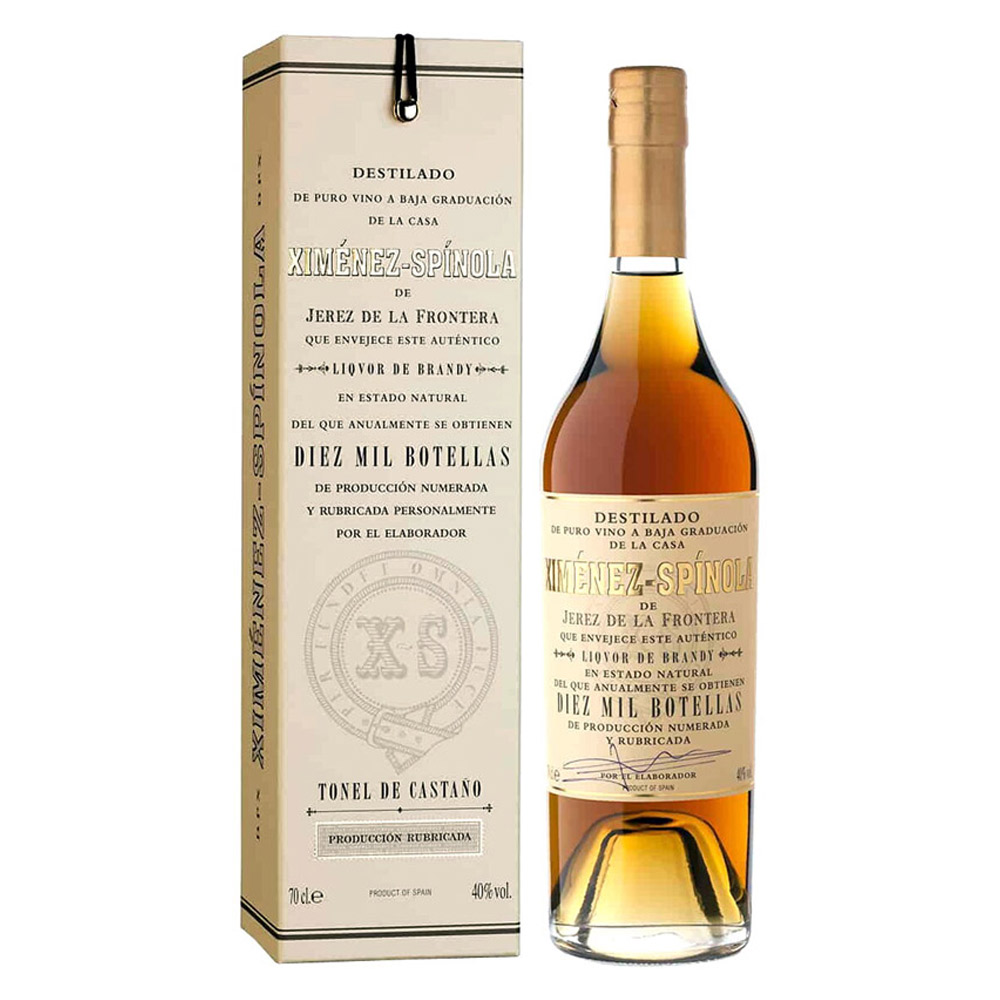 Il Brandy Criaderas "Diez Mil Botellas" è un'autentica rarità firmata Ximénez-Spínola, storica bodega familiare andalusa di Jerez de la Frontera, ed è l'unico brandy al mondo prodotto esclusivamente da uve 100% Pedro Ximénez. La materia prima di partenza è un pregiatissimo vino ottenuto da uve Pedro Ximénez appassite, che viene accuratamente distillato. Il cuore di questo distillato viene poi fatto invecchiare in antiche botti di castagno da 750 litri, un tempo utilizzate proprio per l'affinamento del Pedro Ximénez. L'uso del legno di castagno, che vanta un invecchiamento minimo di 75 anni, rappresenta un prezioso omaggio alla storia locale: prima della Guerra Civile del 1939 era questo il legno principe a Jerez, poi sostituito dal rovere. Il castagno ha la straordinaria capacità di favorire un'ossidazione delicata senza cedere tannini aggressivi o astringenti, rispettando pienamente la nobile materia prima originaria. - Alla vista si presenta con un colore ambrato scuro, brillante e di assoluta limpidezza. Il profilo olfattivo è intenso ma mai greve, caratterizzato da eleganti aromi di uva passa, prugna, datteri e albicocche disidratate, arricchiti da raffinate note di noci e da una lieve componente tostata derivante dal processo ossidativo. Al palato l'ingresso è morbido, pieno e rotondo: la naturale dolcezza del legno e i richiami fruttati si fondono in un equilibrio pulito e vellutato. Il grado alcolico risulta inoltre perfettamente integrato e quasi impercettibile, bilanciato da un retrogusto naturalmente dolce e da un finale denso, lungo e persistente. Un distillato di estremo fascino, ideale per la meditazione.