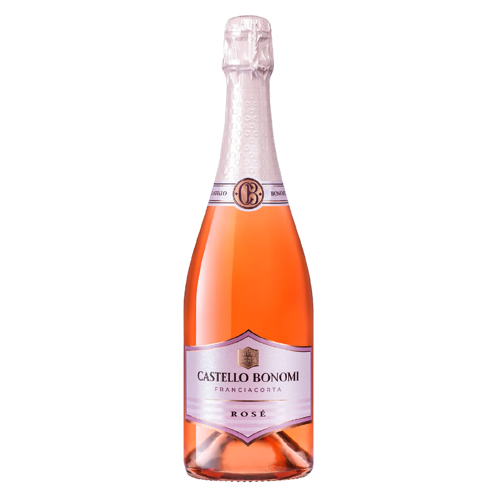 Il Rosé Franciacorta DOCG Brut Millesimato di Castello Bonomi è una bollicina raffinata e di grande carattere, capace di esaltare l'eleganza assoluta del Pinot Nero. Nel calice affascina con un colore rosa carico e luminoso, impreziosito da fiabesche sfumature color aragosta e da un perlage fitto e incessante. Al naso si apre con un profilo netto e fruttato: intense note di ribes, pompelmo e fragoline di bosco si fondono armoniosamente al caratteristico e fragrante sentore di crosta di pane. In bocca si rivela ricco, secco e complesso: un sorso di notevole struttura e persistenza, slanciato da una chiara tensione minerale che dona precisione e straordinario equilibrio. - Nasce come espressione purissima del Pinot Nero (100%) coltivato nella zona più a sud e storicamente vocata della Franciacorta. Qui, nei vigneti terrazzati che circondano il prestigioso chateau aziendale, le uve beneficiano di un microclima unico e di suoli ricchi che conferiscono al vino la sua spiccata identità minerale. Dopo una raccolta rigorosamente manuale ed una breve e misurata macerazione sulle bucce per estrarre la perfetta tonalità di colore, il mosto fermenta in acciaio. La magia si compie però nel buio e nel silenzio della cantina: la rifermentazione in bottiglia prevede un lunghissimo affinamento sui lieviti di almeno 36 mesi, passaggio cruciale per donare a questa cuvée millesimata la sua aristocratica complessità.