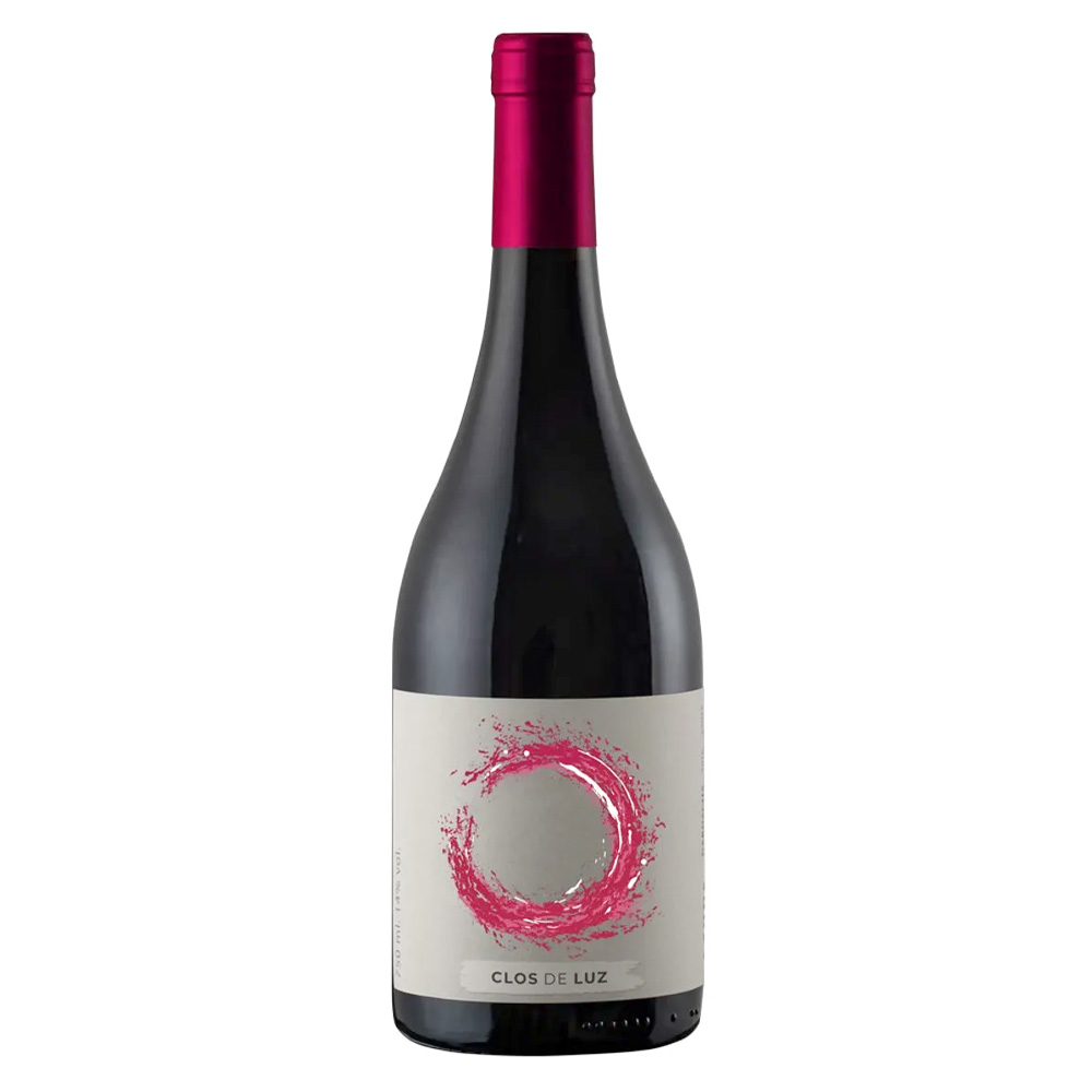 Azuda Carménère Concreto D.O. Rapel Valley di Clos de Luz è un rosso vibrante e purissimo, nato per sfidare le tradizioni e lasciare che sia il frutto a parlare. Nel calice si presenta con un colore rosso rubino intenso e profondo. Al naso è un'esplosione di freschezza incontaminata: spiccano note evidenti e croccanti di fragole e more, libere da qualsiasi sovrastruttura o ingerenza del legno. Al palato stupisce per il suo carattere non convenzionale: è fresco, rotondo e sorretto da una vivace acidità, con tannini finissimi che allungano il sorso in una persistenza elegante e dinamica. Un Carménère di nuova generazione, sincero e pieno di personalità. - Questo vino prende il nome dalle "Azudas", i secolari mulini ad acqua costruiti nel 1933 nella Valle di Almahue (Cachapoal) per irrigare le vigne, oggi dichiarati Monumento Storico Nazionale. Qui, su suoli di origine vulcanica arricchiti da frammenti granitici, tra le brezze del Pacifico e le forti escursioni termiche delle Ande, l'azienda coltiva viti storiche di Carménère piantate nel lontano 1945. La filosofia produttiva è naturale e a minimo intervento: vendemmia manuale anticipata per preservare la tensione del frutto, fermentazioni con lieviti indigeni e nessuna stabilizzazione. La vera firma di questa etichetta è però l'affinamento: 12 mesi esclusivamente in vasche e uova di cemento. Una scelta mirata che non cede aromi terziari, esaltando in modo assoluto l'identità del terroir cileno. - Grazie alla sua straordinaria acidità naturale, è un rosso che regala emozioni immediate nella sua scalpitante gioventù, ma possiede il potenziale per riposare ed evolvere in cantina per almeno dieci anni.