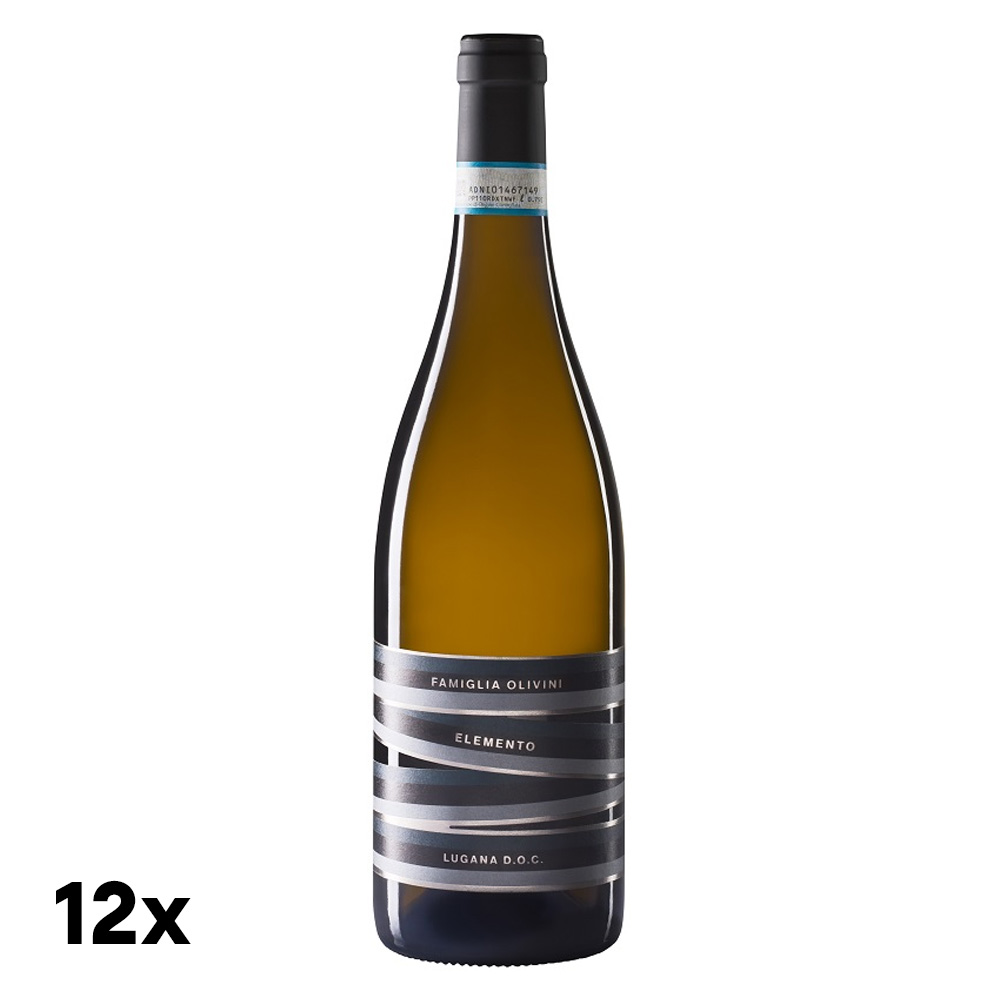 Elemento Lugana DOC di Famiglia Olivini è un bianco dal fascino vibrante e luminoso, capace di catturare in un calice l'energia e l'eleganza del Lago di Garda. Alla vista si presenta di un brillante giallo paglierino, acceso da freschi riflessi verdognoli. Il naso regala un bouquet fine e piacevolmente fruttato: delicate sfumature agrumate si intrecciano a morbidi profumi floreali e a una netta, affascinante impronta minerale. Al palato rivela tutta la sua identità: è fresco, di spiccata sapidità e considerevole spessore. L'anima "elettrica" e tesa del vitigno viene ingentilita in un sorso armonico, chiudendo con un finale aromatico e di lunga persistenza. - Nasce da uve Turbiana in purezza, selezionate con cura in una delle zone più storiche della denominazione, lì dove le brezze del Garda incontrano le dolci colline moreniche modellate nei millenni dagli antichi ghiacciai. Questo terroir straordinario, forte di un microclima quasi mediterraneo, è l'habitat ideale per infondere alle uve ricchezza e spessore. In cantina, la rigorosa raccolta manuale è seguita da una pressatura soffice e da una breve criomacerazione a freddo per estrarre la massima finezza dei profumi. Una parziale fermentazione malolattica fa il resto, smussando le spigolosità e donando al vino una piacevolezza avvolgente senza comprometterne la tipica freschezza. - Box Risparmio da 12 bottiglie di Famiglia Olivini Elemento Lugana DOC. Risparmia sulla quantità con questa offerta!