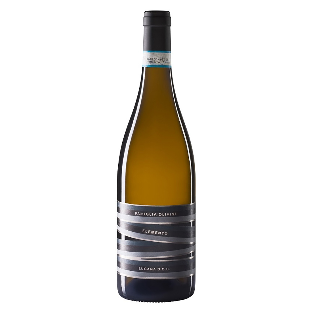 Elemento Lugana DOC di Famiglia Olivini è un bianco dal fascino vibrante e luminoso, capace di catturare in un calice l'energia e l'eleganza del Lago di Garda. Alla vista si presenta di un brillante giallo paglierino, acceso da freschi riflessi verdognoli. Il naso regala un bouquet fine e piacevolmente fruttato: delicate sfumature agrumate si intrecciano a morbidi profumi floreali e a una netta, affascinante impronta minerale. Al palato rivela tutta la sua identità: è fresco, di spiccata sapidità e considerevole spessore. L'anima "elettrica" e tesa del vitigno viene ingentilita in un sorso armonico, chiudendo con un finale aromatico e di lunga persistenza. - Nasce da uve Turbiana in purezza, selezionate con cura in una delle zone più storiche della denominazione, lì dove le brezze del Garda incontrano le dolci colline moreniche modellate nei millenni dagli antichi ghiacciai. Questo terroir straordinario, forte di un microclima quasi mediterraneo, è l'habitat ideale per infondere alle uve ricchezza e spessore. In cantina, la rigorosa raccolta manuale è seguita da una pressatura soffice e da una breve criomacerazione a freddo per estrarre la massima finezza dei profumi. Una parziale fermentazione malolattica fa il resto, smussando le spigolosità e donando al vino una piacevolezza avvolgente senza comprometterne la tipica freschezza.