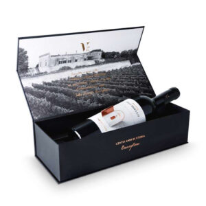 Il Margrande Fiano Salento IGP di Varvaglione è un bianco luminoso e avvolgente, capace di interpretare con un'eleganza dal timbro mediterraneo un grande vitigno del Sud. Nel calice si svela con un colore giallo paglierino brillante, impreziosito da delicati riflessi dorati. Il bouquet olfattivo è ampio, fine e variegato: morbidi profumi di pera matura e pesca bianca si intrecciano a sfumature di fiori di sambuco, mandorla, nocciola fresca e mela. Al palato l'ingresso è soave e accogliente; un sorso dal profilo rotondo, "piacione" ed equilibrato, sostenuto da una dolce freschezza e da una delicata sapidità che si allunga in eleganti e piacevoli ricordi agrumati. ​- Questo Fiano in purezza è un affettuoso omaggio a Taranto, la "Città dei Due Mari", e in particolare al suo Mar Grande: la splendida baia naturale del golfo che ispira la personalità del vino, unendo la struttura del territorio salentino alla finezza e all'aromaticità. In cantina, la vinificazione mira a preservare la freschezza e la brillantezza originarie del frutto. Dopo una pressatura soffice, la fermentazione avviene a bassa temperatura. Il successivo affinamento si svolge esclusivamente in acciaio a contatto con le proprie fecce fini, che vengono periodicamente rimescolate per regalare al vino la sua tipica e suadente morbidezza.